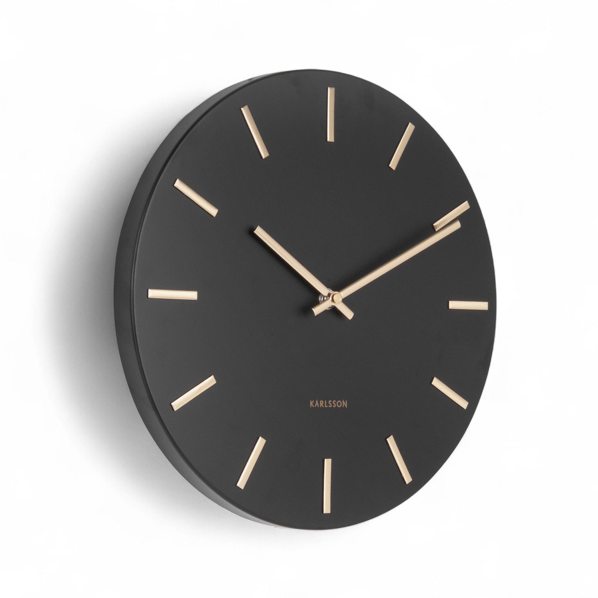 Karlsson（カールソン）は、オランダ発のデザインクロックブランドです。世界中のインテリアファンに愛されるその魅力は、洗練されたミニマルデザインとユニークな個性の融合にあります。シンプルでありながら存在感のあるデザインは、モダンな空間にも北欧風のインテリアにも自然に調和し、リビング、オフィス、カフェなど多様なシーンで活躍します。「時間を美しく飾る」をコンセプトに、Karlssonは毎年新たなデザイナーとのコラボレーションを通じて革新的なコレクションを展開。インテリア時計のトレンドをリードし続けています。高品質な素材と正確なクオーツムーブメントを採用し、見た目だけでなく実用性も兼ね備えたKarlssonの壁掛け時計・置き時計は、贈り物にも最適です。北欧インテリア、デザイン時計、おしゃれな壁掛け時計をお探しの方におすすめのブランドです。