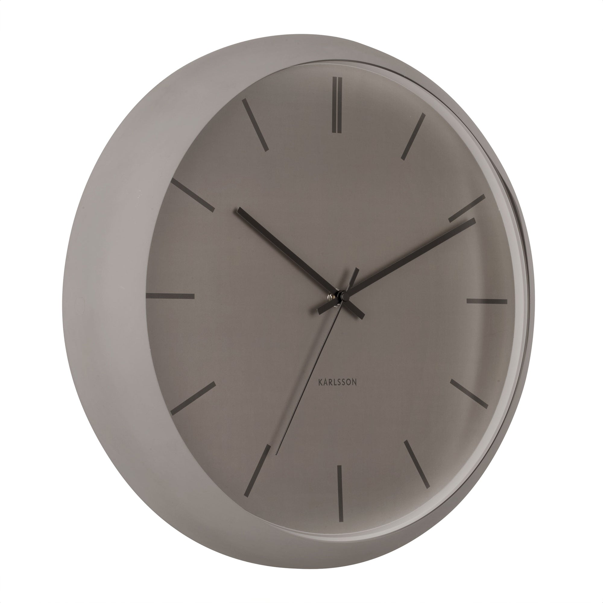 Karlsson（カールソン）は、オランダ発のデザインクロックブランドです。世界中のインテリアファンに愛されるその魅力は、洗練されたミニマルデザインとユニークな個性の融合にあります。シンプルでありながら存在感のあるデザインは、モダンな空間にも北欧風のインテリアにも自然に調和し、リビング、オフィス、カフェなど多様なシーンで活躍します。「時間を美しく飾る」をコンセプトに、Karlssonは毎年新たなデザイナーとのコラボレーションを通じて革新的なコレクションを展開。インテリア時計のトレンドをリードし続けています。高品質な素材と正確なクオーツムーブメントを採用し、見た目だけでなく実用性も兼ね備えたKarlssonの壁掛け時計・置き時計は、贈り物にも最適です。北欧インテリア、デザイン時計、おしゃれな壁掛け時計をお探しの方におすすめのブランドです。