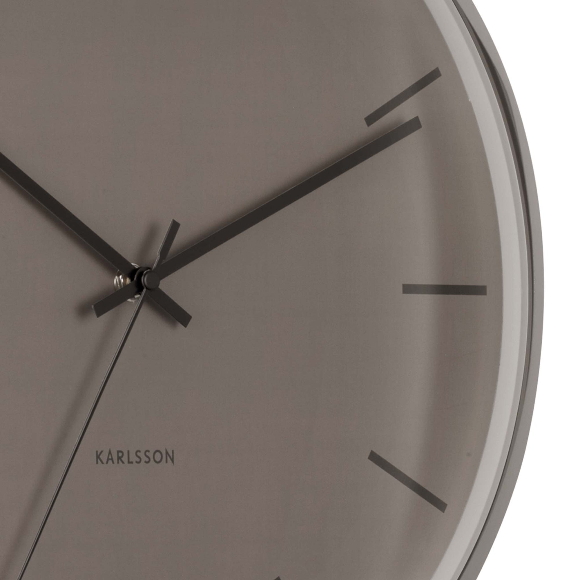Karlsson（カールソン）は、オランダ発のデザインクロックブランドです。世界中のインテリアファンに愛されるその魅力は、洗練されたミニマルデザインとユニークな個性の融合にあります。シンプルでありながら存在感のあるデザインは、モダンな空間にも北欧風のインテリアにも自然に調和し、リビング、オフィス、カフェなど多様なシーンで活躍します。「時間を美しく飾る」をコンセプトに、Karlssonは毎年新たなデザイナーとのコラボレーションを通じて革新的なコレクションを展開。インテリア時計のトレンドをリードし続けています。高品質な素材と正確なクオーツムーブメントを採用し、見た目だけでなく実用性も兼ね備えたKarlssonの壁掛け時計・置き時計は、贈り物にも最適です。北欧インテリア、デザイン時計、おしゃれな壁掛け時計をお探しの方におすすめのブランドです。