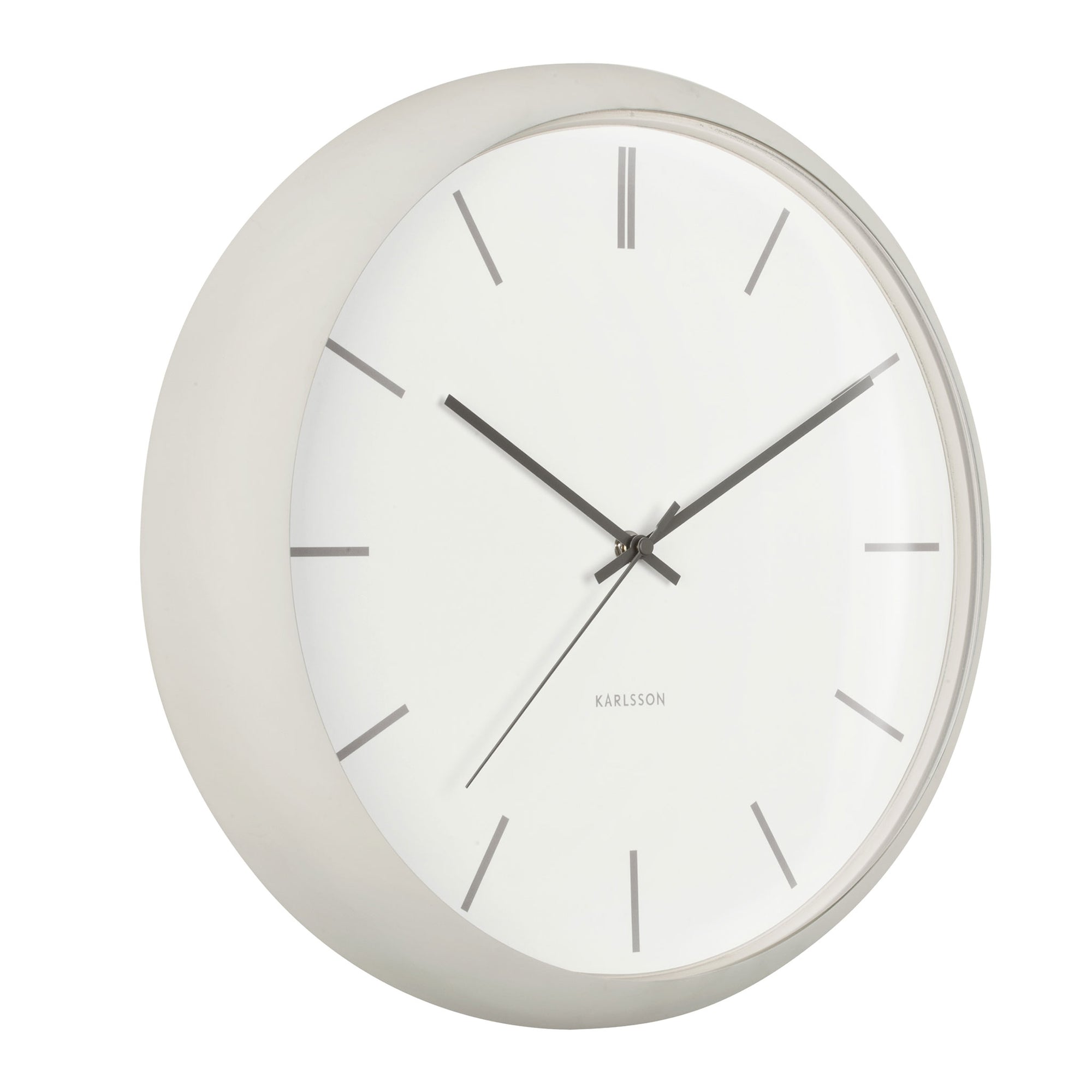 Karlsson（カールソン）は、オランダ発のデザインクロックブランドです。世界中のインテリアファンに愛されるその魅力は、洗練されたミニマルデザインとユニークな個性の融合にあります。シンプルでありながら存在感のあるデザインは、モダンな空間にも北欧風のインテリアにも自然に調和し、リビング、オフィス、カフェなど多様なシーンで活躍します。「時間を美しく飾る」をコンセプトに、Karlssonは毎年新たなデザイナーとのコラボレーションを通じて革新的なコレクションを展開。インテリア時計のトレンドをリードし続けています。高品質な素材と正確なクオーツムーブメントを採用し、見た目だけでなく実用性も兼ね備えたKarlssonの壁掛け時計・置き時計は、贈り物にも最適です。北欧インテリア、デザイン時計、おしゃれな壁掛け時計をお探しの方におすすめのブランドです。