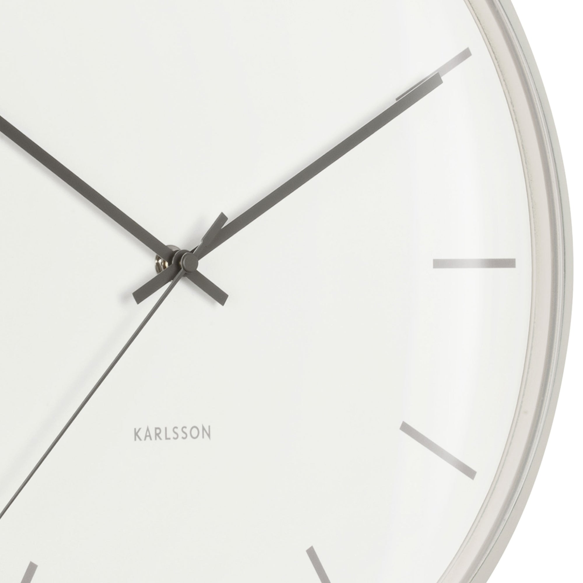 Karlsson（カールソン）は、オランダ発のデザインクロックブランドです。世界中のインテリアファンに愛されるその魅力は、洗練されたミニマルデザインとユニークな個性の融合にあります。シンプルでありながら存在感のあるデザインは、モダンな空間にも北欧風のインテリアにも自然に調和し、リビング、オフィス、カフェなど多様なシーンで活躍します。「時間を美しく飾る」をコンセプトに、Karlssonは毎年新たなデザイナーとのコラボレーションを通じて革新的なコレクションを展開。インテリア時計のトレンドをリードし続けています。高品質な素材と正確なクオーツムーブメントを採用し、見た目だけでなく実用性も兼ね備えたKarlssonの壁掛け時計・置き時計は、贈り物にも最適です。北欧インテリア、デザイン時計、おしゃれな壁掛け時計をお探しの方におすすめのブランドです。