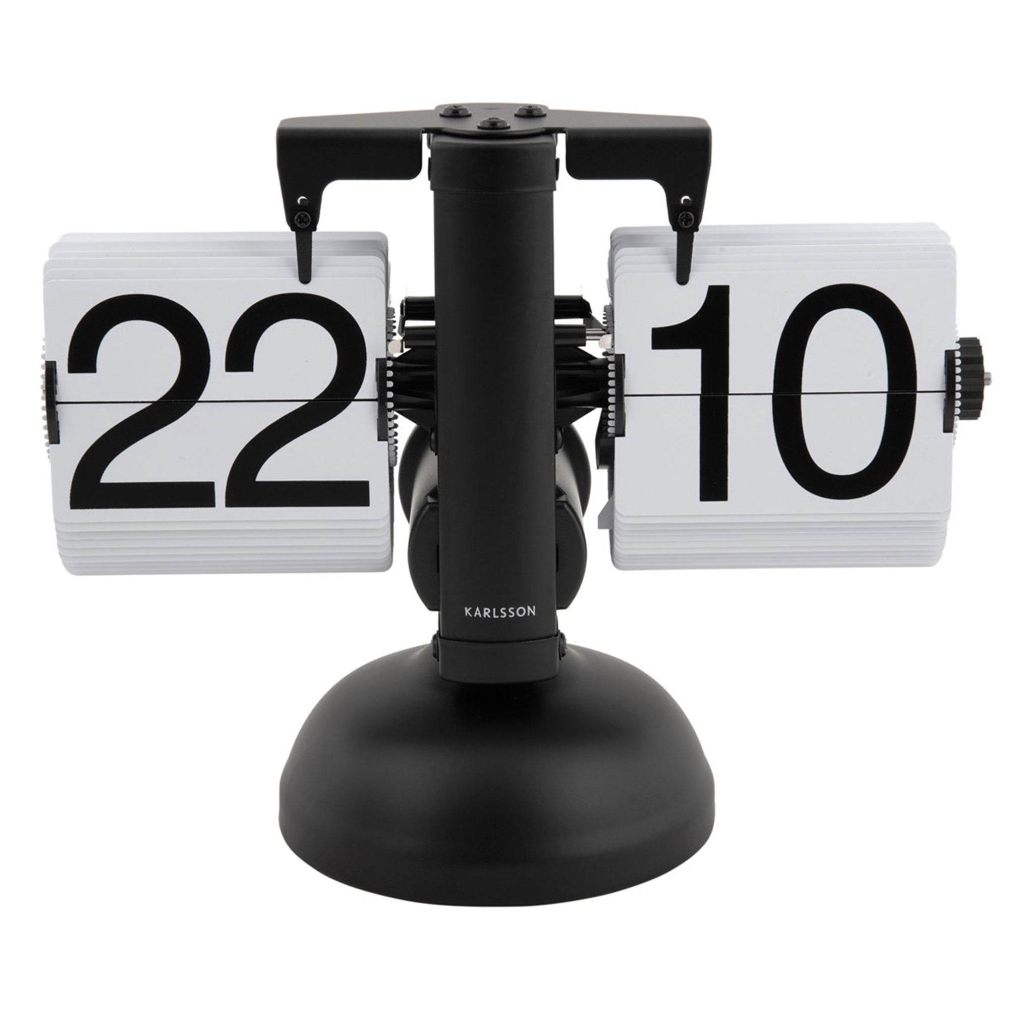 Karlsson（カールソン）は、オランダ発のデザインクロックブランドです。世界中のインテリアファンに愛されるその魅力は、洗練されたミニマルデザインとユニークな個性の融合にあります。シンプルでありながら存在感のあるデザインは、モダンな空間にも北欧風のインテリアにも自然に調和し、リビング、オフィス、カフェなど多様なシーンで活躍します。「時間を美しく飾る」をコンセプトに、Karlssonは毎年新たなデザイナーとのコラボレーションを通じて革新的なコレクションを展開。インテリア時計のトレンドをリードし続けています。高品質な素材と正確なクオーツムーブメントを採用し、見た目だけでなく実用性も兼ね備えたKarlssonの壁掛け時計・置き時計は、贈り物にも最適です。北欧インテリア、デザイン時計、おしゃれな壁掛け時計をお探しの方におすすめのブランドです。