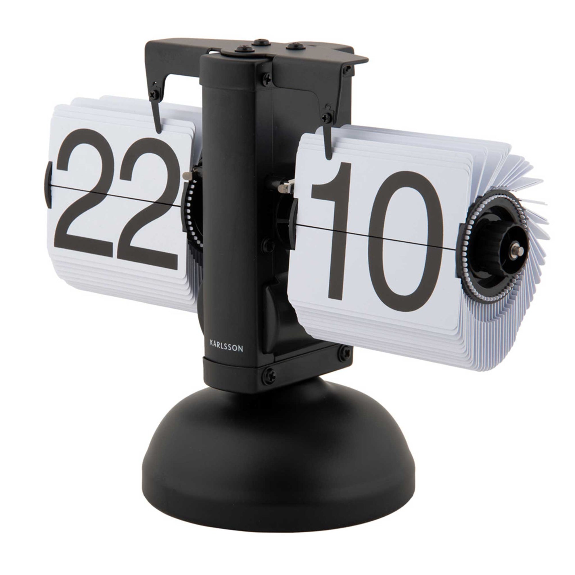 Karlsson（カールソン）は、オランダ発のデザインクロックブランドです。世界中のインテリアファンに愛されるその魅力は、洗練されたミニマルデザインとユニークな個性の融合にあります。シンプルでありながら存在感のあるデザインは、モダンな空間にも北欧風のインテリアにも自然に調和し、リビング、オフィス、カフェなど多様なシーンで活躍します。「時間を美しく飾る」をコンセプトに、Karlssonは毎年新たなデザイナーとのコラボレーションを通じて革新的なコレクションを展開。インテリア時計のトレンドをリードし続けています。高品質な素材と正確なクオーツムーブメントを採用し、見た目だけでなく実用性も兼ね備えたKarlssonの壁掛け時計・置き時計は、贈り物にも最適です。北欧インテリア、デザイン時計、おしゃれな壁掛け時計をお探しの方におすすめのブランドです。