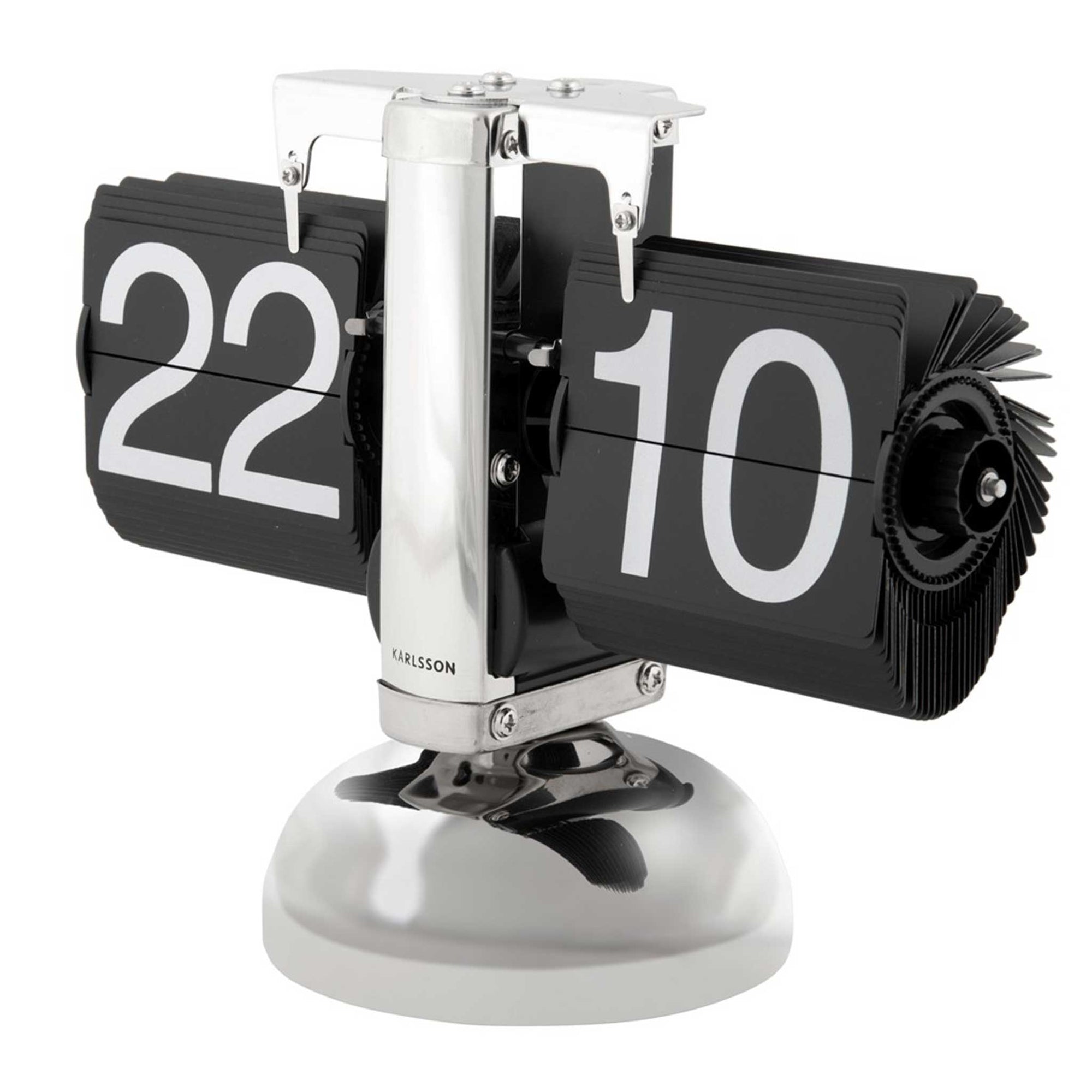 Karlsson（カールソン）は、オランダ発のデザインクロックブランドです。世界中のインテリアファンに愛されるその魅力は、洗練されたミニマルデザインとユニークな個性の融合にあります。シンプルでありながら存在感のあるデザインは、モダンな空間にも北欧風のインテリアにも自然に調和し、リビング、オフィス、カフェなど多様なシーンで活躍します。「時間を美しく飾る」をコンセプトに、Karlssonは毎年新たなデザイナーとのコラボレーションを通じて革新的なコレクションを展開。インテリア時計のトレンドをリードし続けています。高品質な素材と正確なクオーツムーブメントを採用し、見た目だけでなく実用性も兼ね備えたKarlssonの壁掛け時計・置き時計は、贈り物にも最適です。北欧インテリア、デザイン時計、おしゃれな壁掛け時計をお探しの方におすすめのブランドです。