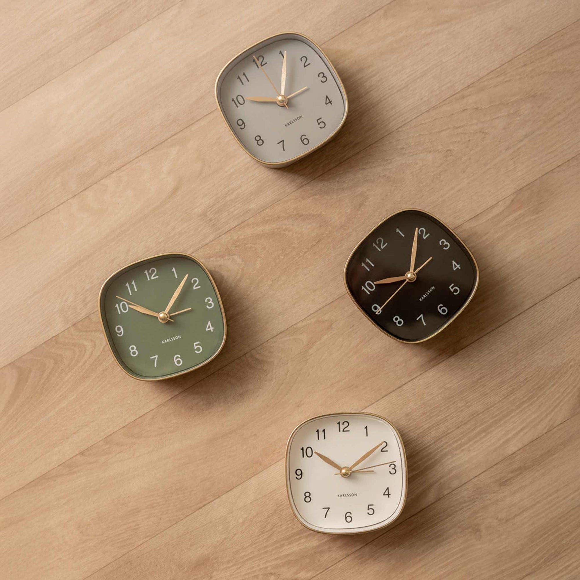 Karlsson（カールソン）は、オランダ発のデザインクロックブランドです。世界中のインテリアファンに愛されるその魅力は、洗練されたミニマルデザインとユニークな個性の融合にあります。シンプルでありながら存在感のあるデザインは、モダンな空間にも北欧風のインテリアにも自然に調和し、リビング、オフィス、カフェなど多様なシーンで活躍します。「時間を美しく飾る」をコンセプトに、Karlssonは毎年新たなデザイナーとのコラボレーションを通じて革新的なコレクションを展開。インテリア時計のトレンドをリードし続けています。高品質な素材と正確なクオーツムーブメントを採用し、見た目だけでなく実用性も兼ね備えたKarlssonの壁掛け時計・置き時計は、贈り物にも最適です。北欧インテリア、デザイン時計、おしゃれな壁掛け時計をお探しの方におすすめのブランドです。