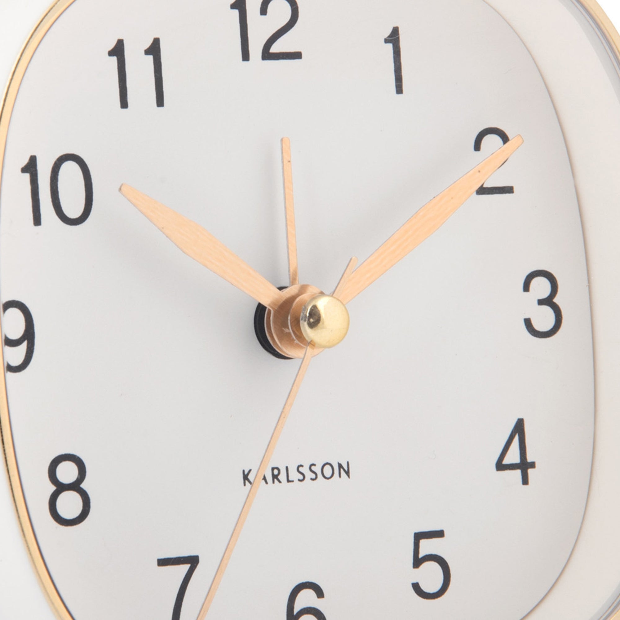 Karlsson（カールソン）は、オランダ発のデザインクロックブランドです。世界中のインテリアファンに愛されるその魅力は、洗練されたミニマルデザインとユニークな個性の融合にあります。シンプルでありながら存在感のあるデザインは、モダンな空間にも北欧風のインテリアにも自然に調和し、リビング、オフィス、カフェなど多様なシーンで活躍します。「時間を美しく飾る」をコンセプトに、Karlssonは毎年新たなデザイナーとのコラボレーションを通じて革新的なコレクションを展開。インテリア時計のトレンドをリードし続けています。高品質な素材と正確なクオーツムーブメントを採用し、見た目だけでなく実用性も兼ね備えたKarlssonの壁掛け時計・置き時計は、贈り物にも最適です。北欧インテリア、デザイン時計、おしゃれな壁掛け時計をお探しの方におすすめのブランドです。