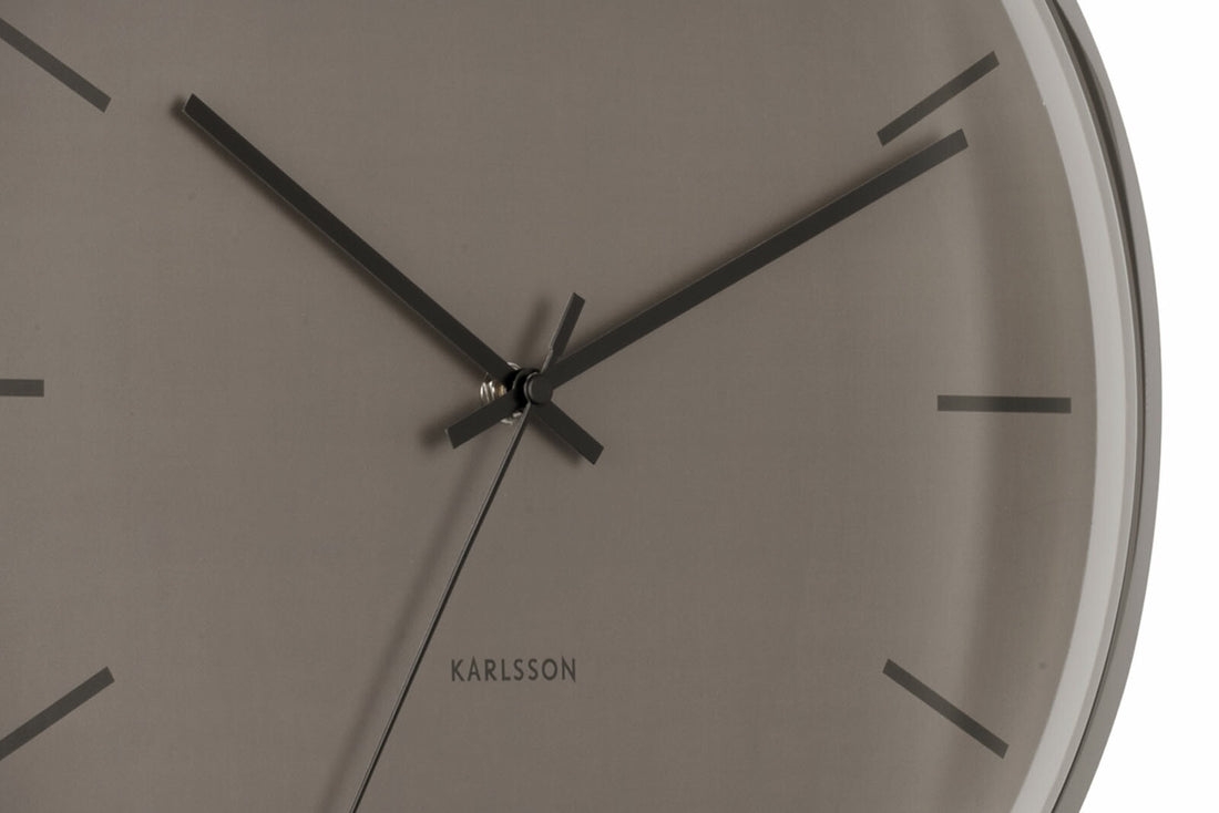 Karlsson（カールソン）は、オランダ発のデザインクロックブランドです。世界中のインテリアファンに愛されるその魅力は、洗練されたミニマルデザインとユニークな個性の融合にあります。シンプルでありながら存在感のあるデザインは、モダンな空間にも北欧風のインテリアにも自然に調和し、リビング、オフィス、カフェなど多様なシーンで活躍します。「時間を美しく飾る」をコンセプトに、Karlssonは毎年新たなデザイナーとのコラボレーションを通じて革新的なコレクションを展開。インテリア時計のトレンドをリードし続けています。高品質な素材と正確なクオーツムーブメントを採用し、見た目だけでなく実用性も兼ね備えたKarlssonの壁掛け時計・置き時計は、贈り物にも最適です。北欧インテリア、デザイン時計、おしゃれな壁掛け時計をお探しの方におすすめのブランドです。
