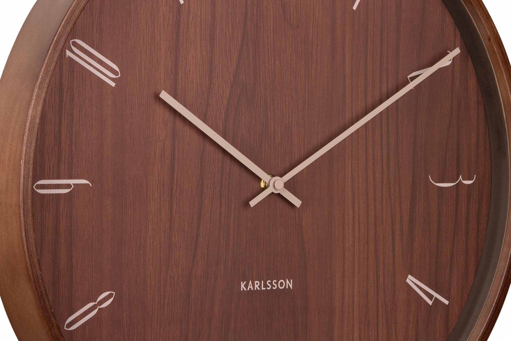 Karlsson（カールソン）は、オランダ発のデザインクロックブランドです。世界中のインテリアファンに愛されるその魅力は、洗練されたミニマルデザインとユニークな個性の融合にあります。シンプルでありながら存在感のあるデザインは、モダンな空間にも北欧風のインテリアにも自然に調和し、リビング、オフィス、カフェなど多様なシーンで活躍します。「時間を美しく飾る」をコンセプトに、Karlssonは毎年新たなデザイナーとのコラボレーションを通じて革新的なコレクションを展開。インテリア時計のトレンドをリードし続けています。高品質な素材と正確なクオーツムーブメントを採用し、見た目だけでなく実用性も兼ね備えたKarlssonの壁掛け時計・置き時計は、贈り物にも最適です。北欧インテリア、デザイン時計、おしゃれな壁掛け時計をお探しの方におすすめのブランドです。