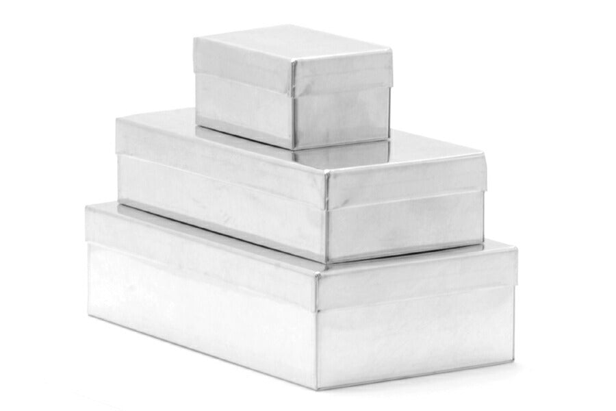 何を入れてもいい。収まりが良い入れ物。そんな物を作りたかった。昔からやっている台東区の茶缶工場でそれらは作られている。時が経てば、味わい深くなる素材。とっておきの大切な物になる様に。。。職人さんの手作りだから繋ぎ目がフラットで綺麗。ギフトやプレゼントでもきっと喜ばれます。