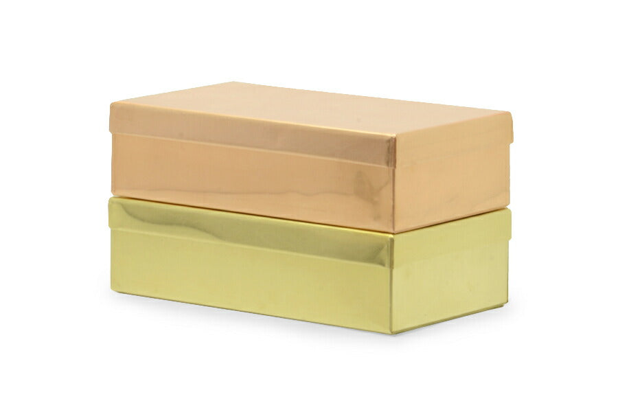 何を入れてもいい。収まりが良い入れ物。そんな物を作りたかった。昔からやっている台東区の茶缶工場でそれらは作られている。時が経てば、味わい深くなる素材。とっておきの大切な物になる様に。。。職人さんの手作りだから繋ぎ目がフラットで綺麗。ギフトやプレゼントでもきっと喜ばれます。