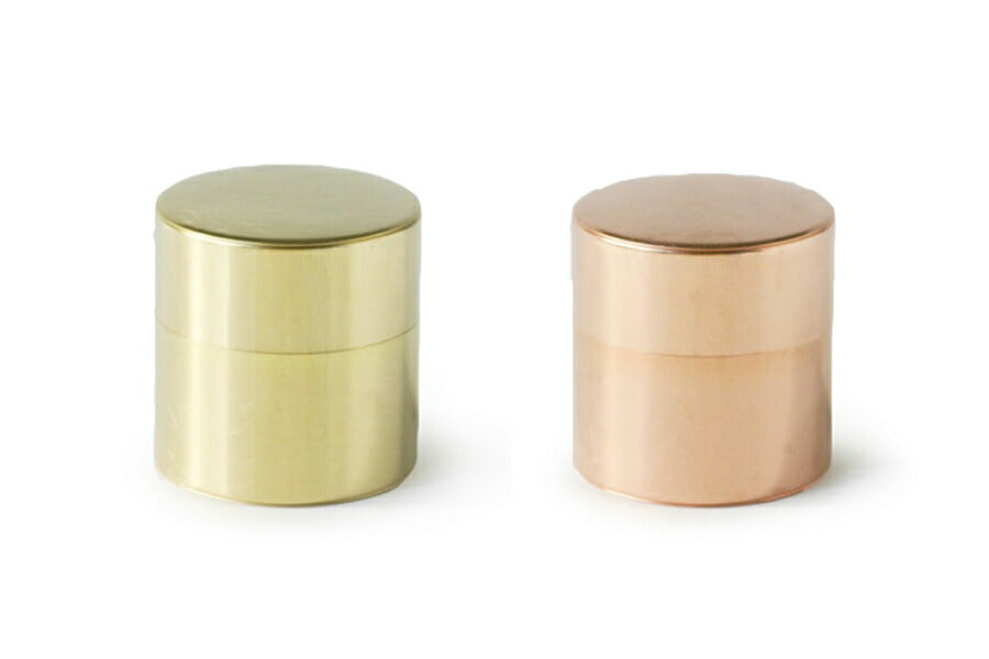 何を入れてもいい。収まりが良い入れ物。そんな物を作りたかった。昔からやっている台東区の茶缶工場でそれらは作られている。時が経てば、味わい深くなる素材。とっておきの大切な物になる様に。。。職人さんの手作りだから繋ぎ目がフラットで綺麗。ギフトやプレゼントでもきっと喜ばれます。