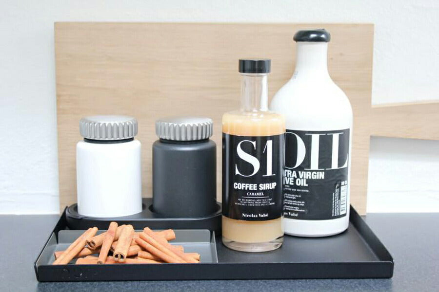 NurDesignは2013年に設立された、デンマークの新しいデザイン会社です。会社の略語「NUR」は、ドイツ語で「のみ」または「ただ」のデザインの本質的な表現があることを意味します。全ての製品はシンプルでミニマルなアプローチによりスタイリッシュでモダン。機能的で使い易く生活に役立つ物ばかりです。