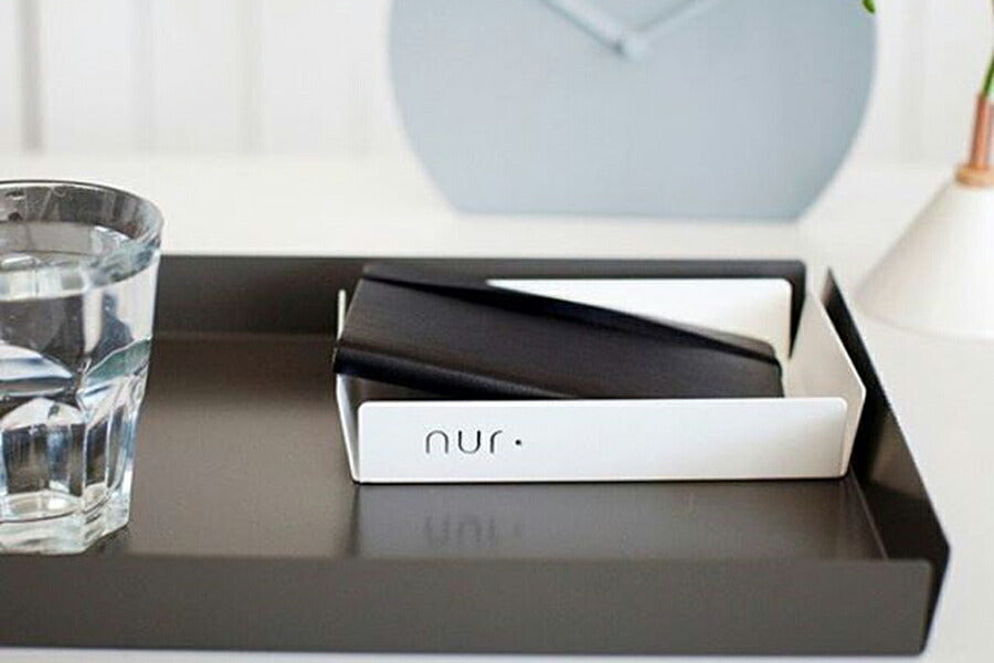 NurDesignは2013年に設立された、デンマークの新しいデザイン会社です。会社の略語「NUR」は、ドイツ語で「のみ」または「ただ」のデザインの本質的な表現があることを意味します。全ての製品はシンプルでミニマルなアプローチによりスタイリッシュでモダン。機能的で使い易く生活に役立つ物ばかりです。