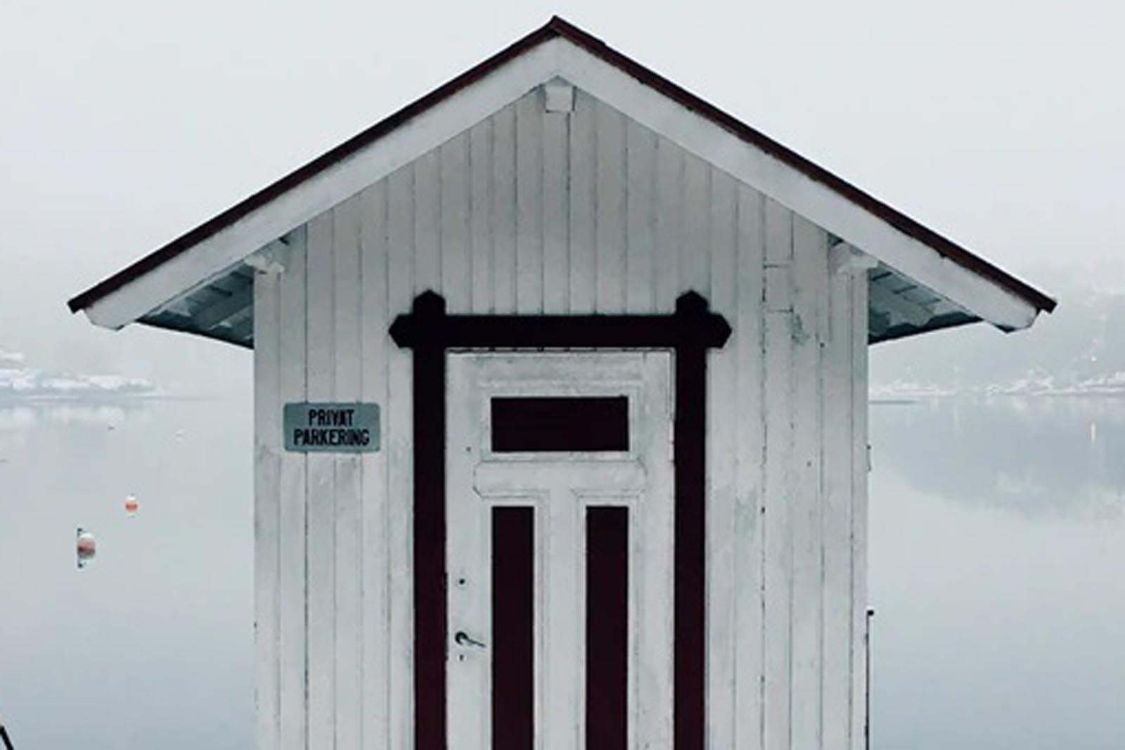 「CocoLapineDesign」はベルギーの女性デザイナー2人によって立ち上げられたブランドです。インテリアデザインに強い情熱を持った彼女達の世界観が表現されたアートプリントは、ヴィンテージやクラシックインテリアなどにも合う落ち着いた深みのある色合いです。