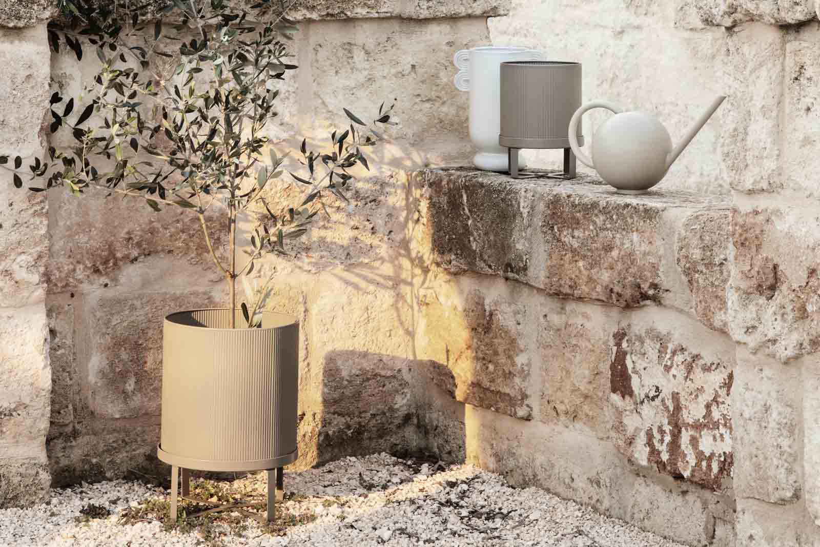 "fermLIVING"の製品は毎日の生活がきっと楽しくなる物ばかり。それは壁紙だったり、キッチン用品、バス用品、リビング雑貨、またオフィス用品など沢山のコレクションがあり、オーガニックコットンや木材、磁気、金属など多くの拘った材質で、シンプルな材質から職人によって長く使える物へと変えて行きます。デザインはデンマークの伝統に基づいた美しい物。ロゴの鳥はデンマークの伝統を守って生きたいという思いが込められています。