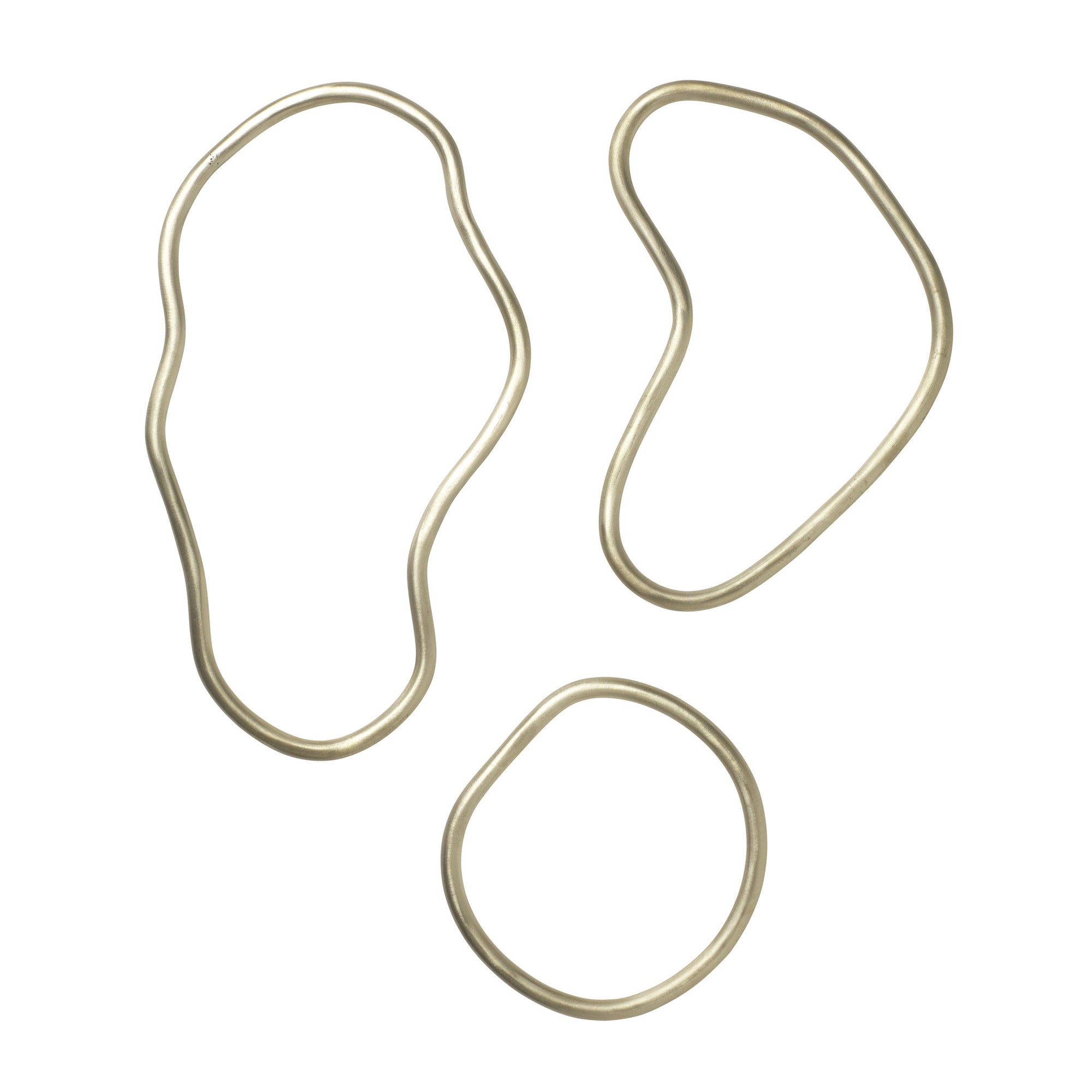 Ferm Living（ファームリビング）は、人生の対比を意識しながら、期待や夢の中で快適さと意味を追い求め、真の価値を感じられる空間を提供することを目指しています。デザインへの情熱と、環境や社会に配慮した責任ある選択を大切にし、誠実で心地よい製品や環境づくりに取り組んでいます。デンマーク・コペンハーゲンを拠点に、世界中の職人と協働し、スカンジナビアの思想と世界の技術・伝統を融合。柔らかなフォルムや豊かなテクスチャー、意外性のあるディテールを特徴とするコレクションは、洗練された美しさの中にも驚きと温かみをもたらします。素材選びから製造、配送まで持続可能性を意識し、より良い未来へ向けた選択を後押しします。家具、アクセサリー、照明を通じて、あなたらしく心地よい空間づくりをサポートします。