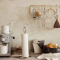 Ferm Living（ファームリビング）は、人生の対比を意識しながら、期待や夢の中で快適さと意味を追い求め、真の価値を感じられる空間を提供することを目指しています。デザインへの情熱と、環境や社会に配慮した責任ある選択を大切にし、誠実で心地よい製品や環境づくりに取り組んでいます。デンマーク・コペンハーゲンを拠点に、世界中の職人と協働し、スカンジナビアの思想と世界の技術・伝統を融合。柔らかなフォルムや豊かなテクスチャー、意外性のあるディテールを特徴とするコレクションは、洗練された美しさの中にも驚きと温かみをもたらします。素材選びから製造、配送まで持続可能性を意識し、より良い未来へ向けた選択を後押しします。家具、アクセサリー、照明を通じて、あなたらしく心地よい空間づくりをサポートします。