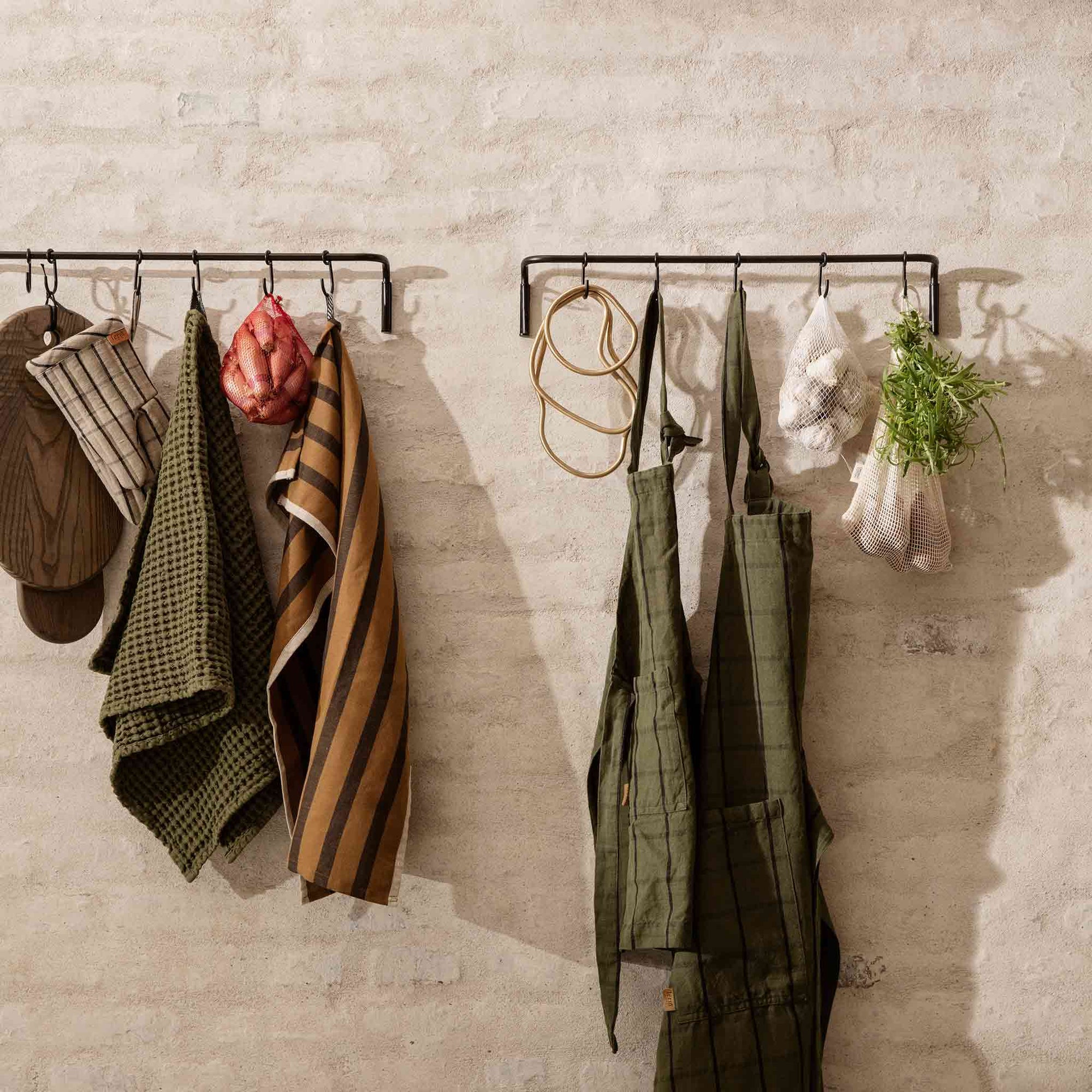 Ferm Living（ファームリビング）は、人生の対比を意識しながら、期待や夢の中で快適さと意味を追い求め、真の価値を感じられる空間を提供することを目指しています。デザインへの情熱と、環境や社会に配慮した責任ある選択を大切にし、誠実で心地よい製品や環境づくりに取り組んでいます。デンマーク・コペンハーゲンを拠点に、世界中の職人と協働し、スカンジナビアの思想と世界の技術・伝統を融合。柔らかなフォルムや豊かなテクスチャー、意外性のあるディテールを特徴とするコレクションは、洗練された美しさの中にも驚きと温かみをもたらします。素材選びから製造、配送まで持続可能性を意識し、より良い未来へ向けた選択を後押しします。家具、アクセサリー、照明を通じて、あなたらしく心地よい空間づくりをサポートします。