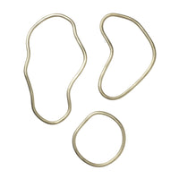 Ferm Living（ファームリビング）は、人生の対比を意識しながら、期待や夢の中で快適さと意味を追い求め、真の価値を感じられる空間を提供することを目指しています。デザインへの情熱と、環境や社会に配慮した責任ある選択を大切にし、誠実で心地よい製品や環境づくりに取り組んでいます。デンマーク・コペンハーゲンを拠点に、世界中の職人と協働し、スカンジナビアの思想と世界の技術・伝統を融合。柔らかなフォルムや豊かなテクスチャー、意外性のあるディテールを特徴とするコレクションは、洗練された美しさの中にも驚きと温かみをもたらします。素材選びから製造、配送まで持続可能性を意識し、より良い未来へ向けた選択を後押しします。家具、アクセサリー、照明を通じて、あなたらしく心地よい空間づくりをサポートします。