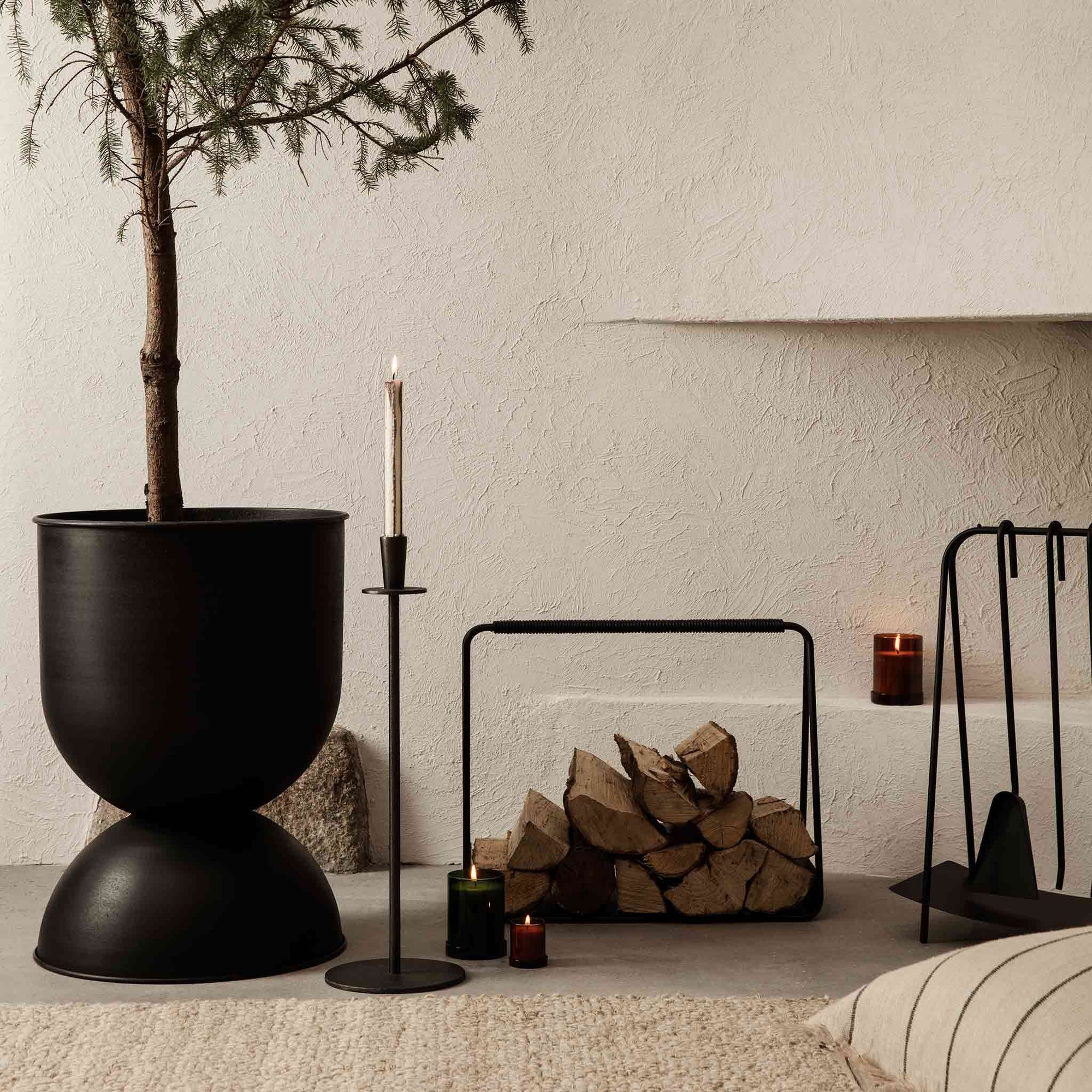 Ferm Living（ファームリビング）は、人生の対比を意識しながら、期待や夢の中で快適さと意味を追い求め、真の価値を感じられる空間を提供することを目指しています。デザインへの情熱と、環境や社会に配慮した責任ある選択を大切にし、誠実で心地よい製品や環境づくりに取り組んでいます。デンマーク・コペンハーゲンを拠点に、世界中の職人と協働し、スカンジナビアの思想と世界の技術・伝統を融合。柔らかなフォルムや豊かなテクスチャー、意外性のあるディテールを特徴とするコレクションは、洗練された美しさの中にも驚きと温かみをもたらします。素材選びから製造、配送まで持続可能性を意識し、より良い未来へ向けた選択を後押しします。家具、アクセサリー、照明を通じて、あなたらしく心地よい空間づくりをサポートします。