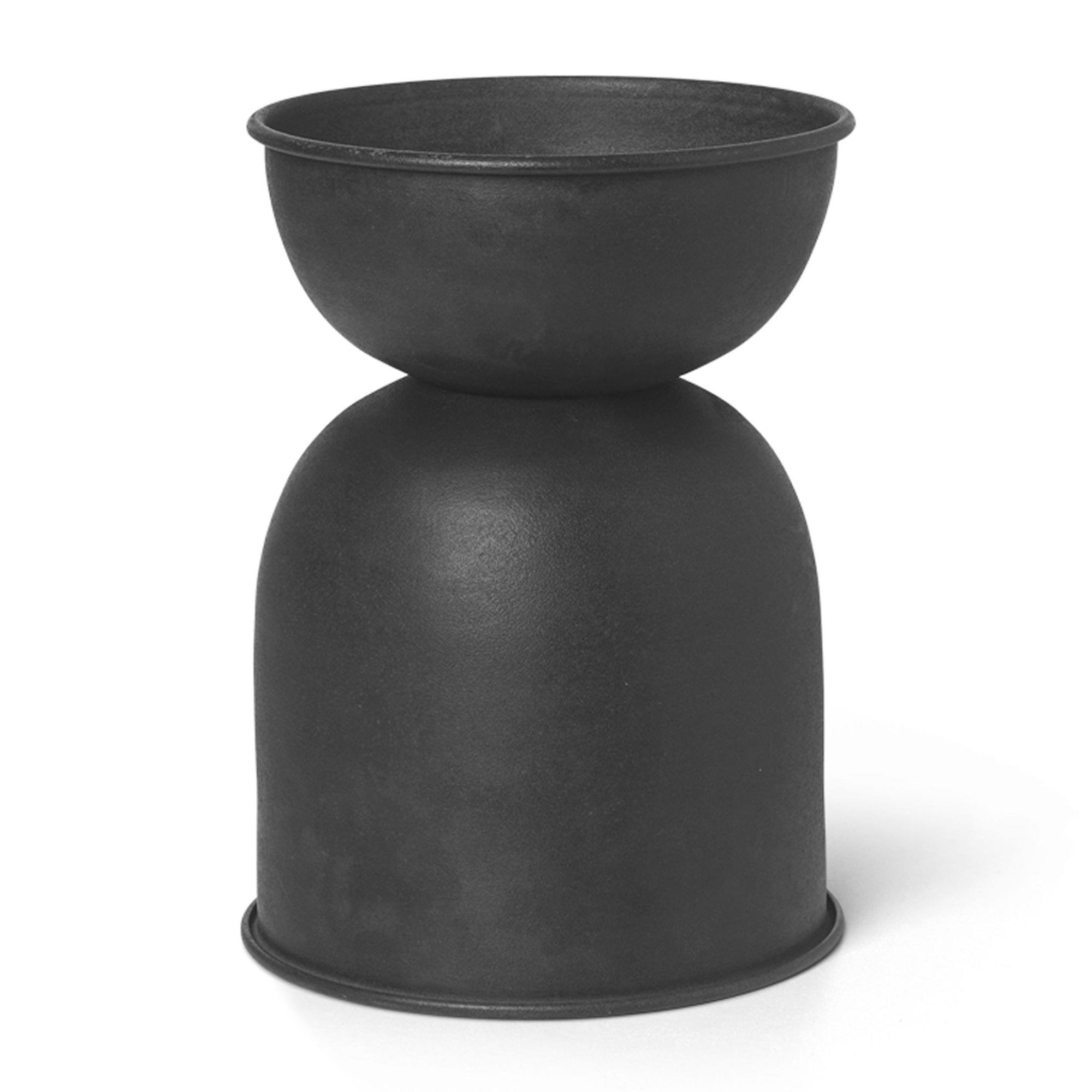 Ferm Living（ファームリビング）は、人生の対比を意識しながら、期待や夢の中で快適さと意味を追い求め、真の価値を感じられる空間を提供することを目指しています。デザインへの情熱と、環境や社会に配慮した責任ある選択を大切にし、誠実で心地よい製品や環境づくりに取り組んでいます。デンマーク・コペンハーゲンを拠点に、世界中の職人と協働し、スカンジナビアの思想と世界の技術・伝統を融合。柔らかなフォルムや豊かなテクスチャー、意外性のあるディテールを特徴とするコレクションは、洗練された美しさの中にも驚きと温かみをもたらします。素材選びから製造、配送まで持続可能性を意識し、より良い未来へ向けた選択を後押しします。家具、アクセサリー、照明を通じて、あなたらしく心地よい空間づくりをサポートします。