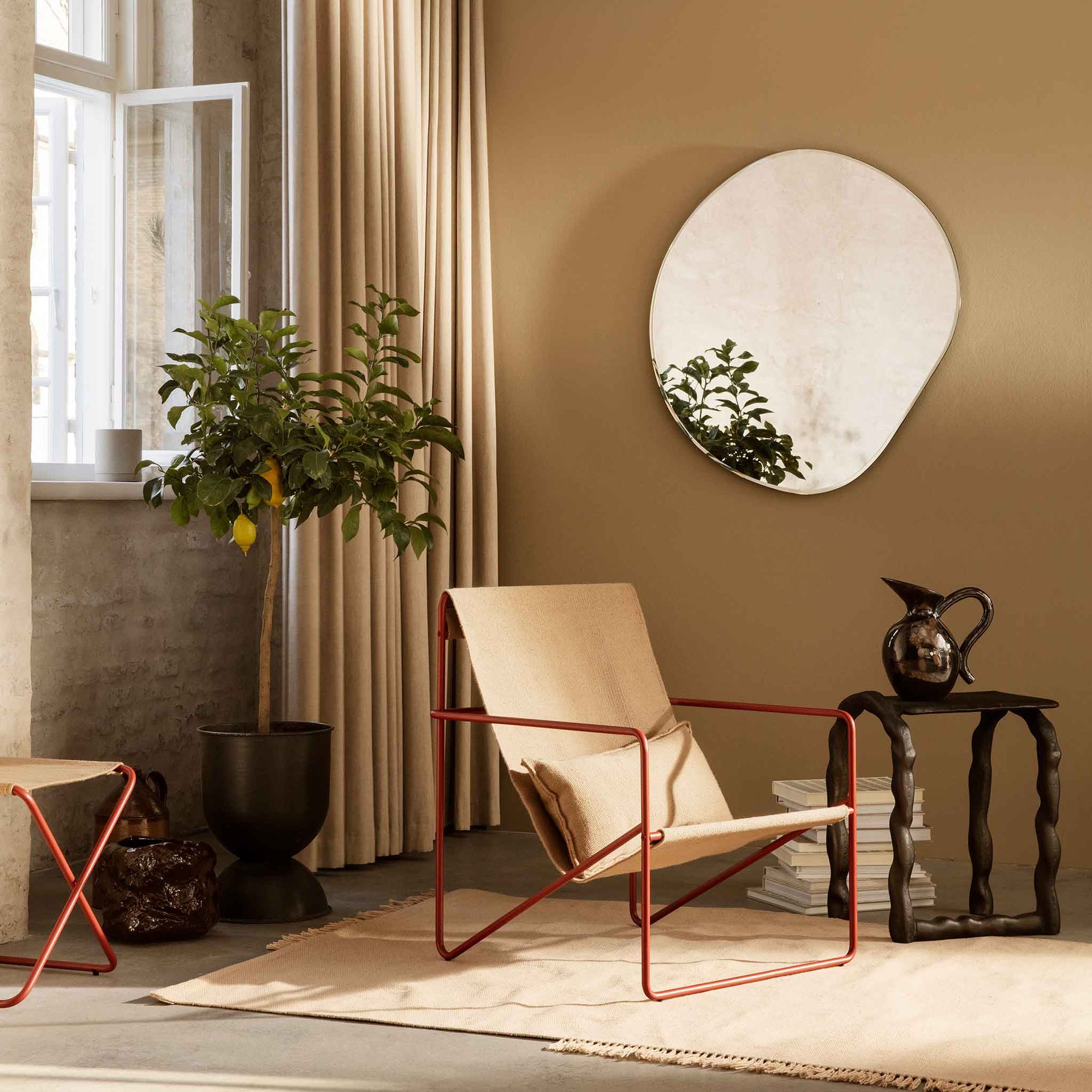 Ferm Living（ファームリビング）は、人生の対比を意識しながら、期待や夢の中で快適さと意味を追い求め、真の価値を感じられる空間を提供することを目指しています。デザインへの情熱と、環境や社会に配慮した責任ある選択を大切にし、誠実で心地よい製品や環境づくりに取り組んでいます。デンマーク・コペンハーゲンを拠点に、世界中の職人と協働し、スカンジナビアの思想と世界の技術・伝統を融合。柔らかなフォルムや豊かなテクスチャー、意外性のあるディテールを特徴とするコレクションは、洗練された美しさの中にも驚きと温かみをもたらします。素材選びから製造、配送まで持続可能性を意識し、より良い未来へ向けた選択を後押しします。家具、アクセサリー、照明を通じて、あなたらしく心地よい空間づくりをサポートします。