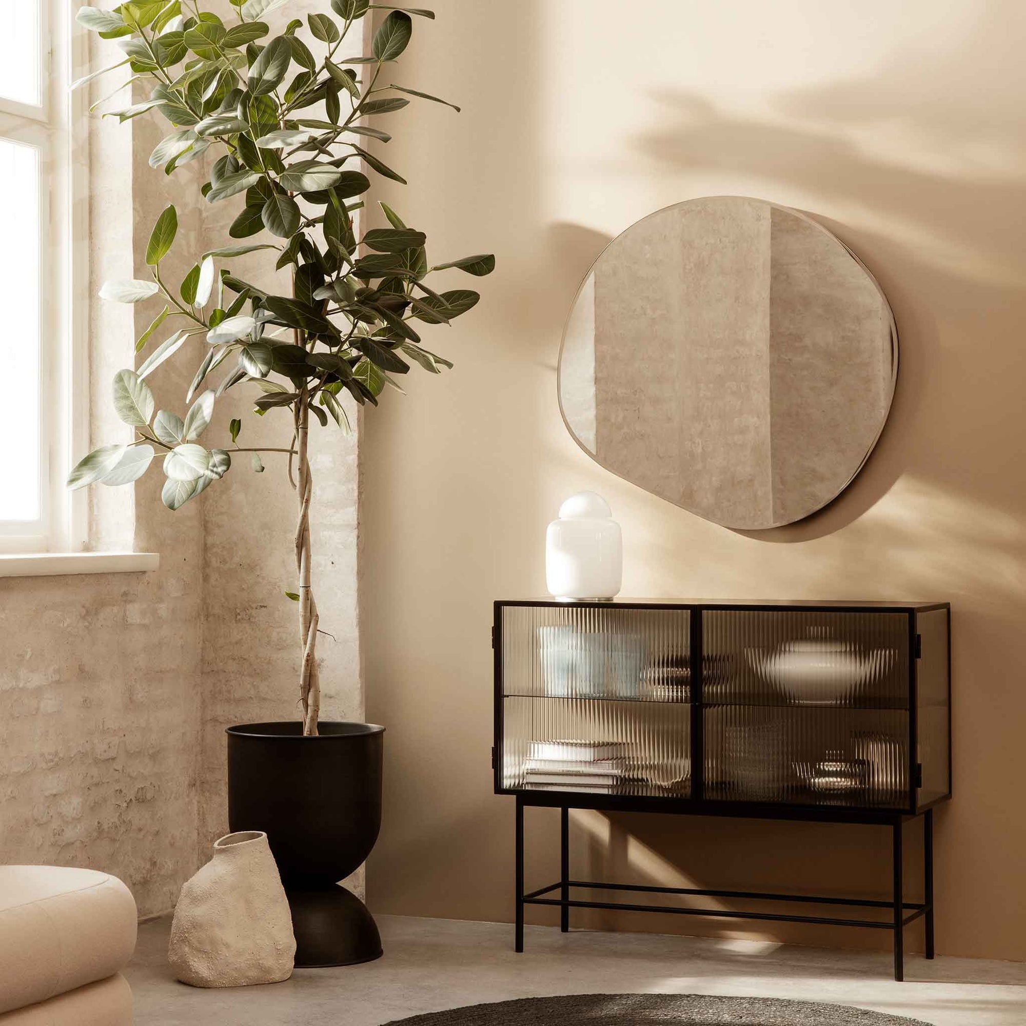 Ferm Living（ファームリビング）は、人生の対比を意識しながら、期待や夢の中で快適さと意味を追い求め、真の価値を感じられる空間を提供することを目指しています。デザインへの情熱と、環境や社会に配慮した責任ある選択を大切にし、誠実で心地よい製品や環境づくりに取り組んでいます。デンマーク・コペンハーゲンを拠点に、世界中の職人と協働し、スカンジナビアの思想と世界の技術・伝統を融合。柔らかなフォルムや豊かなテクスチャー、意外性のあるディテールを特徴とするコレクションは、洗練された美しさの中にも驚きと温かみをもたらします。素材選びから製造、配送まで持続可能性を意識し、より良い未来へ向けた選択を後押しします。家具、アクセサリー、照明を通じて、あなたらしく心地よい空間づくりをサポートします。