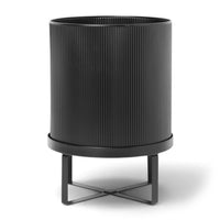 Ferm Living（ファームリビング）は、人生の対比を意識しながら、期待や夢の中で快適さと意味を追い求め、真の価値を感じられる空間を提供することを目指しています。デザインへの情熱と、環境や社会に配慮した責任ある選択を大切にし、誠実で心地よい製品や環境づくりに取り組んでいます。デンマーク・コペンハーゲンを拠点に、世界中の職人と協働し、スカンジナビアの思想と世界の技術・伝統を融合。柔らかなフォルムや豊かなテクスチャー、意外性のあるディテールを特徴とするコレクションは、洗練された美しさの中にも驚きと温かみをもたらします。素材選びから製造、配送まで持続可能性を意識し、より良い未来へ向けた選択を後押しします。家具、アクセサリー、照明を通じて、あなたらしく心地よい空間づくりをサポートします。