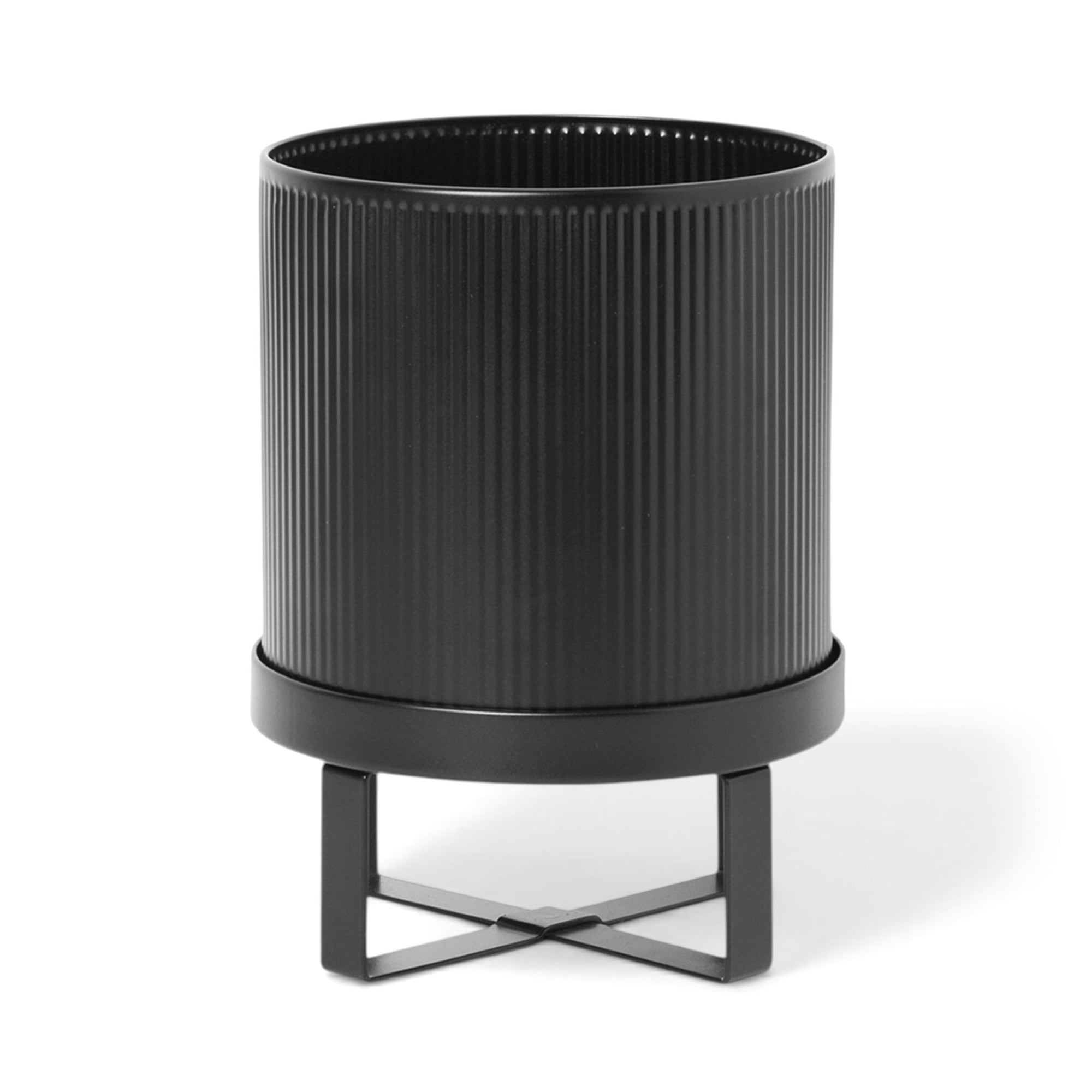 Ferm Living（ファームリビング）は、人生の対比を意識しながら、期待や夢の中で快適さと意味を追い求め、真の価値を感じられる空間を提供することを目指しています。デザインへの情熱と、環境や社会に配慮した責任ある選択を大切にし、誠実で心地よい製品や環境づくりに取り組んでいます。デンマーク・コペンハーゲンを拠点に、世界中の職人と協働し、スカンジナビアの思想と世界の技術・伝統を融合。柔らかなフォルムや豊かなテクスチャー、意外性のあるディテールを特徴とするコレクションは、洗練された美しさの中にも驚きと温かみをもたらします。素材選びから製造、配送まで持続可能性を意識し、より良い未来へ向けた選択を後押しします。家具、アクセサリー、照明を通じて、あなたらしく心地よい空間づくりをサポートします。