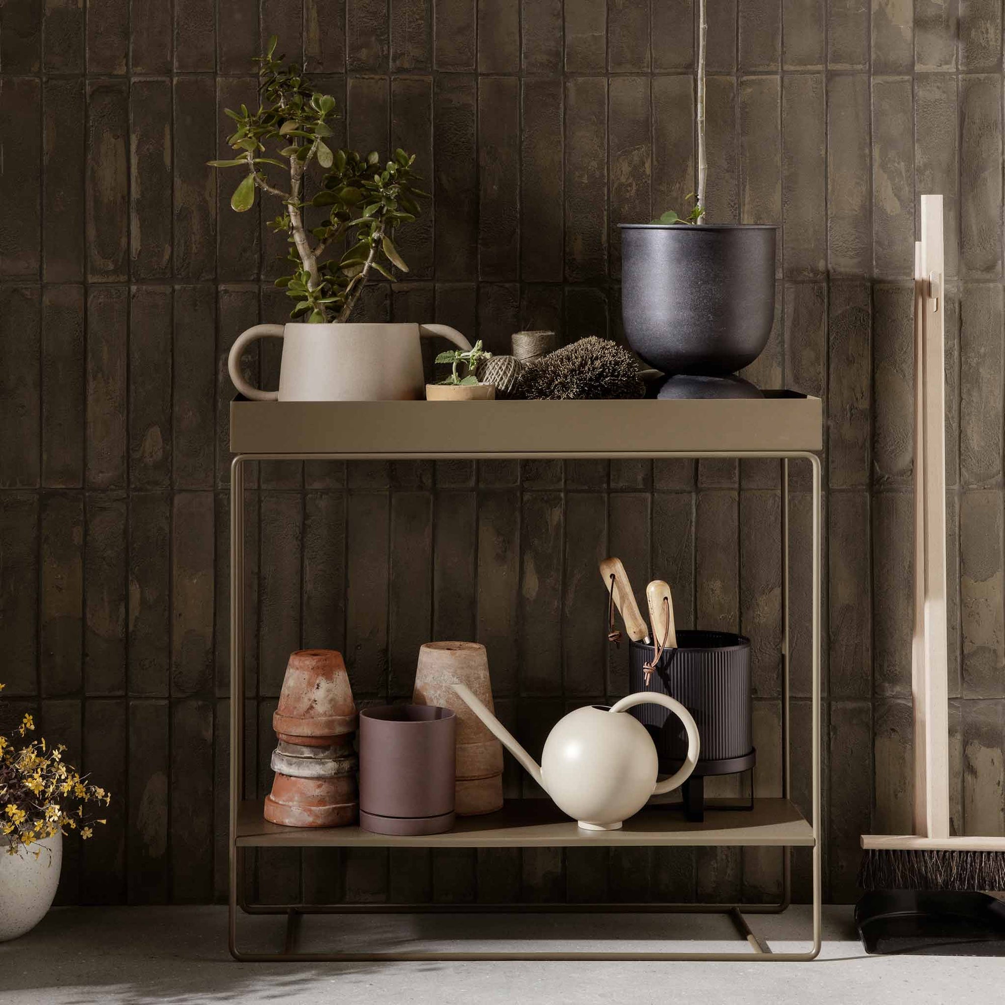 Ferm Living（ファームリビング）は、人生の対比を意識しながら、期待や夢の中で快適さと意味を追い求め、真の価値を感じられる空間を提供することを目指しています。デザインへの情熱と、環境や社会に配慮した責任ある選択を大切にし、誠実で心地よい製品や環境づくりに取り組んでいます。デンマーク・コペンハーゲンを拠点に、世界中の職人と協働し、スカンジナビアの思想と世界の技術・伝統を融合。柔らかなフォルムや豊かなテクスチャー、意外性のあるディテールを特徴とするコレクションは、洗練された美しさの中にも驚きと温かみをもたらします。素材選びから製造、配送まで持続可能性を意識し、より良い未来へ向けた選択を後押しします。家具、アクセサリー、照明を通じて、あなたらしく心地よい空間づくりをサポートします。