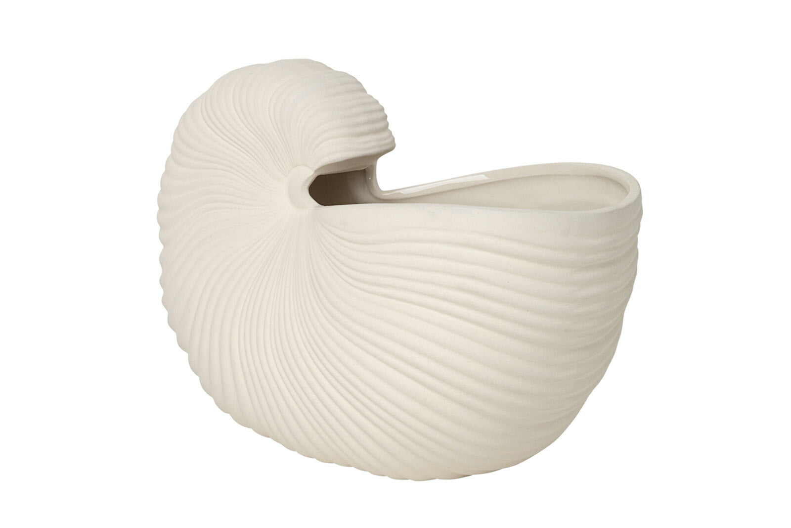 "fermLIVING"の製品は毎日の生活がきっと楽しくなる物ばかり。それは壁紙だったり、キッチン用品、バス用品、リビング雑貨、またオフィス用品など沢山のコレクションがあり、オーガニックコットンや木材、磁気、金属など多くの拘った材質で、シンプルな材質から職人によって長く使える物へと変えて行きます。デザインはデンマークの伝統に基づいた美しい物。ロゴの鳥はデンマークの伝統を守って生きたいという思いが込められています。