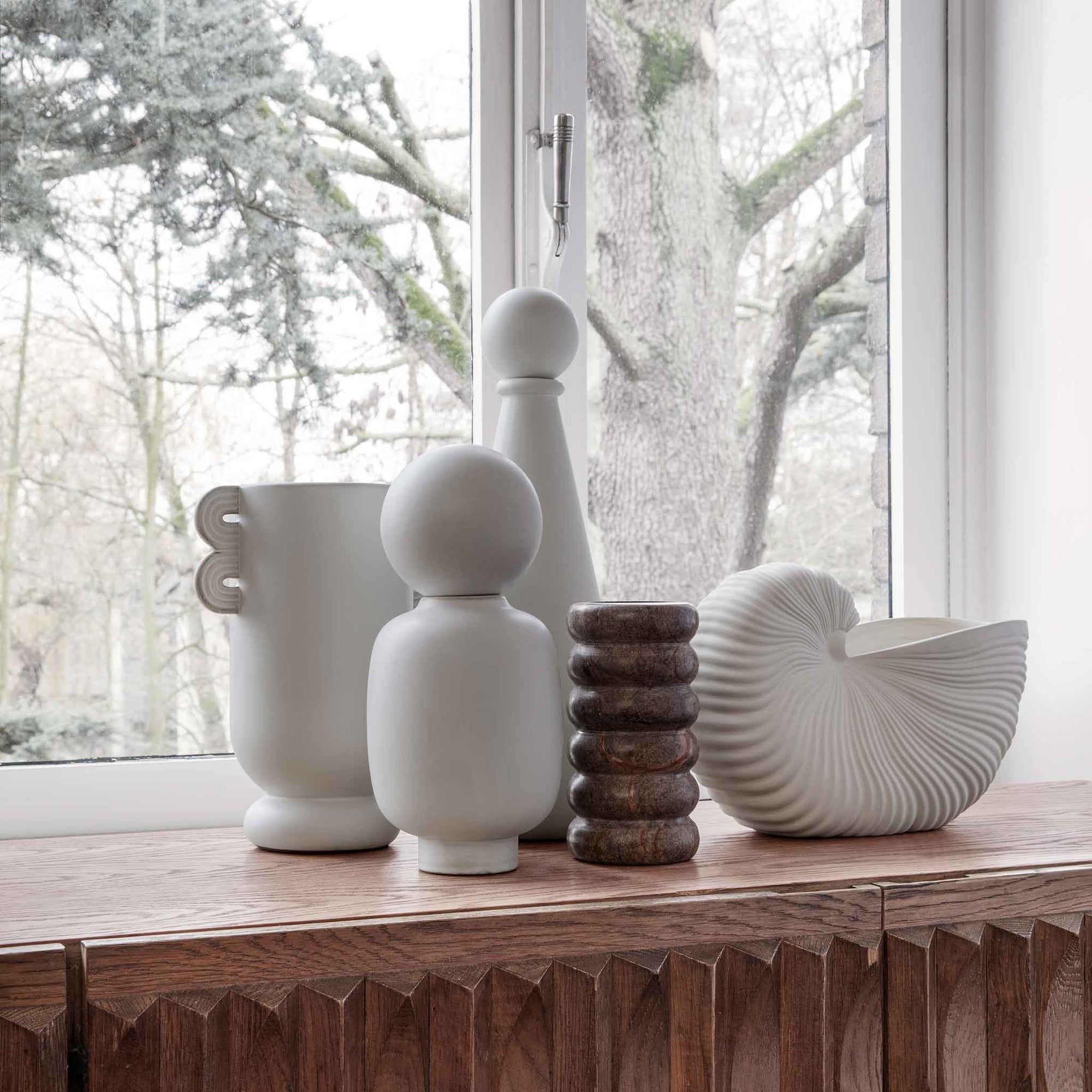 Ferm Living（ファームリビング）は、人生の対比を意識しながら、期待や夢の中で快適さと意味を追い求め、真の価値を感じられる空間を提供することを目指しています。デザインへの情熱と、環境や社会に配慮した責任ある選択を大切にし、誠実で心地よい製品や環境づくりに取り組んでいます。デンマーク・コペンハーゲンを拠点に、世界中の職人と協働し、スカンジナビアの思想と世界の技術・伝統を融合。柔らかなフォルムや豊かなテクスチャー、意外性のあるディテールを特徴とするコレクションは、洗練された美しさの中にも驚きと温かみをもたらします。素材選びから製造、配送まで持続可能性を意識し、より良い未来へ向けた選択を後押しします。家具、アクセサリー、照明を通じて、あなたらしく心地よい空間づくりをサポートします。