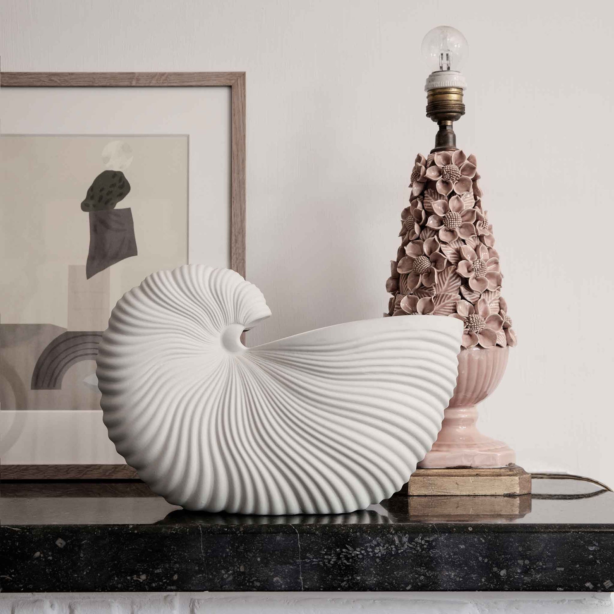 Ferm Living（ファームリビング）は、人生の対比を意識しながら、期待や夢の中で快適さと意味を追い求め、真の価値を感じられる空間を提供することを目指しています。デザインへの情熱と、環境や社会に配慮した責任ある選択を大切にし、誠実で心地よい製品や環境づくりに取り組んでいます。デンマーク・コペンハーゲンを拠点に、世界中の職人と協働し、スカンジナビアの思想と世界の技術・伝統を融合。柔らかなフォルムや豊かなテクスチャー、意外性のあるディテールを特徴とするコレクションは、洗練された美しさの中にも驚きと温かみをもたらします。素材選びから製造、配送まで持続可能性を意識し、より良い未来へ向けた選択を後押しします。家具、アクセサリー、照明を通じて、あなたらしく心地よい空間づくりをサポートします。