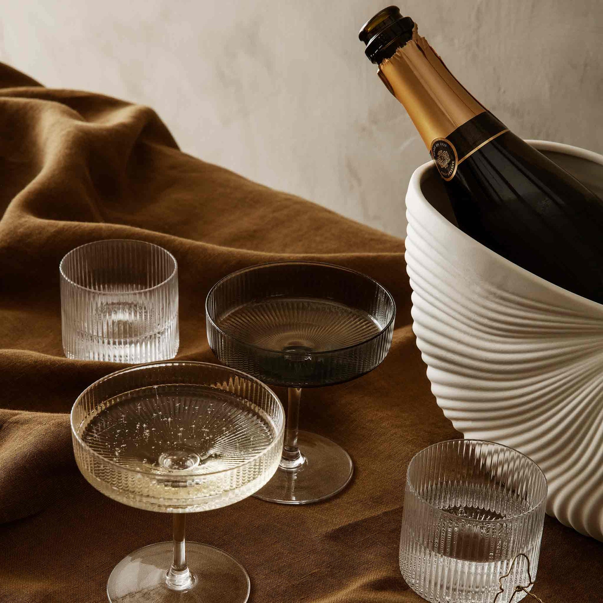 Ferm Living（ファームリビング）は、人生の対比を意識しながら、期待や夢の中で快適さと意味を追い求め、真の価値を感じられる空間を提供することを目指しています。デザインへの情熱と、環境や社会に配慮した責任ある選択を大切にし、誠実で心地よい製品や環境づくりに取り組んでいます。デンマーク・コペンハーゲンを拠点に、世界中の職人と協働し、スカンジナビアの思想と世界の技術・伝統を融合。柔らかなフォルムや豊かなテクスチャー、意外性のあるディテールを特徴とするコレクションは、洗練された美しさの中にも驚きと温かみをもたらします。素材選びから製造、配送まで持続可能性を意識し、より良い未来へ向けた選択を後押しします。家具、アクセサリー、照明を通じて、あなたらしく心地よい空間づくりをサポートします。