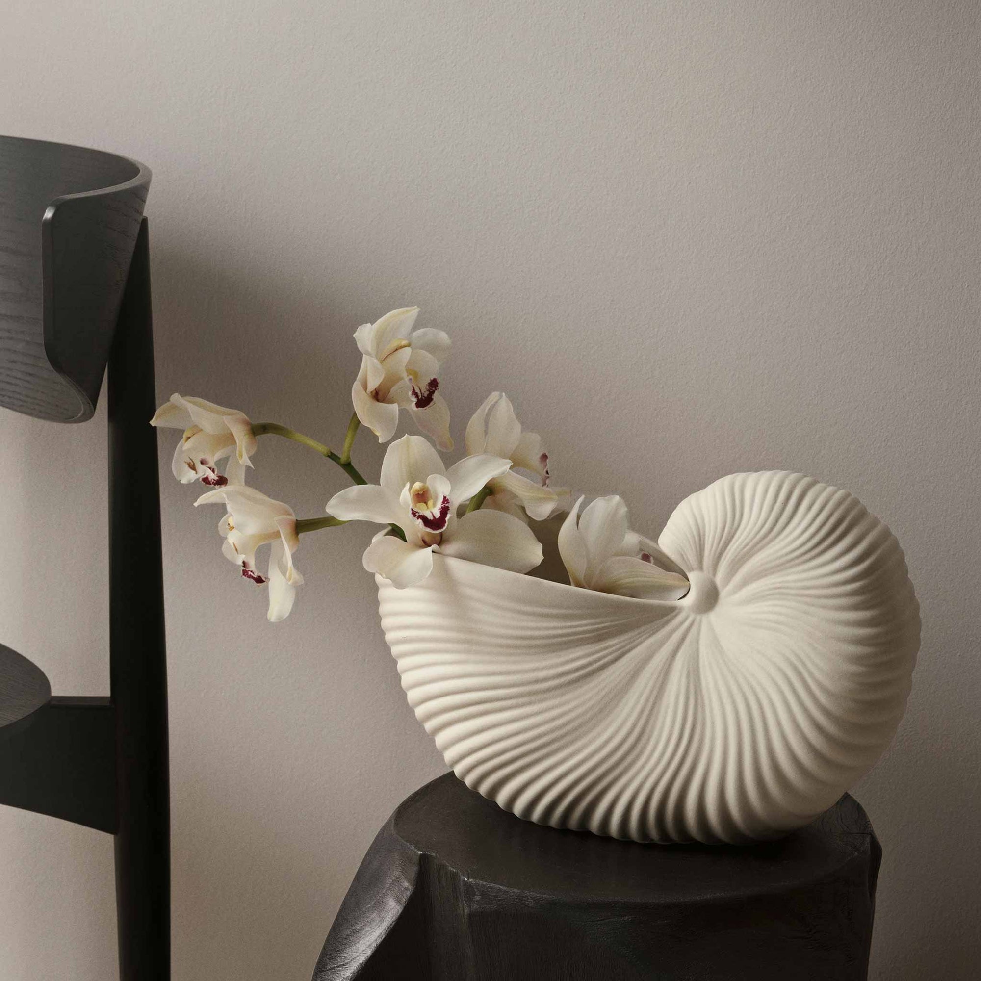 Ferm Living（ファームリビング）は、人生の対比を意識しながら、期待や夢の中で快適さと意味を追い求め、真の価値を感じられる空間を提供することを目指しています。デザインへの情熱と、環境や社会に配慮した責任ある選択を大切にし、誠実で心地よい製品や環境づくりに取り組んでいます。デンマーク・コペンハーゲンを拠点に、世界中の職人と協働し、スカンジナビアの思想と世界の技術・伝統を融合。柔らかなフォルムや豊かなテクスチャー、意外性のあるディテールを特徴とするコレクションは、洗練された美しさの中にも驚きと温かみをもたらします。素材選びから製造、配送まで持続可能性を意識し、より良い未来へ向けた選択を後押しします。家具、アクセサリー、照明を通じて、あなたらしく心地よい空間づくりをサポートします。
