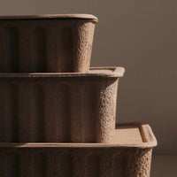 Ferm Living（ファームリビング）は、人生の対比を意識しながら、期待や夢の中で快適さと意味を追い求め、真の価値を感じられる空間を提供することを目指しています。デザインへの情熱と、環境や社会に配慮した責任ある選択を大切にし、誠実で心地よい製品や環境づくりに取り組んでいます。デンマーク・コペンハーゲンを拠点に、世界中の職人と協働し、スカンジナビアの思想と世界の技術・伝統を融合。柔らかなフォルムや豊かなテクスチャー、意外性のあるディテールを特徴とするコレクションは、洗練された美しさの中にも驚きと温かみをもたらします。素材選びから製造、配送まで持続可能性を意識し、より良い未来へ向けた選択を後押しします。家具、アクセサリー、照明を通じて、あなたらしく心地よい空間づくりをサポートします。