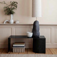 Ferm Living（ファームリビング）は、人生の対比を意識しながら、期待や夢の中で快適さと意味を追い求め、真の価値を感じられる空間を提供することを目指しています。デザインへの情熱と、環境や社会に配慮した責任ある選択を大切にし、誠実で心地よい製品や環境づくりに取り組んでいます。デンマーク・コペンハーゲンを拠点に、世界中の職人と協働し、スカンジナビアの思想と世界の技術・伝統を融合。柔らかなフォルムや豊かなテクスチャー、意外性のあるディテールを特徴とするコレクションは、洗練された美しさの中にも驚きと温かみをもたらします。素材選びから製造、配送まで持続可能性を意識し、より良い未来へ向けた選択を後押しします。家具、アクセサリー、照明を通じて、あなたらしく心地よい空間づくりをサポートします。