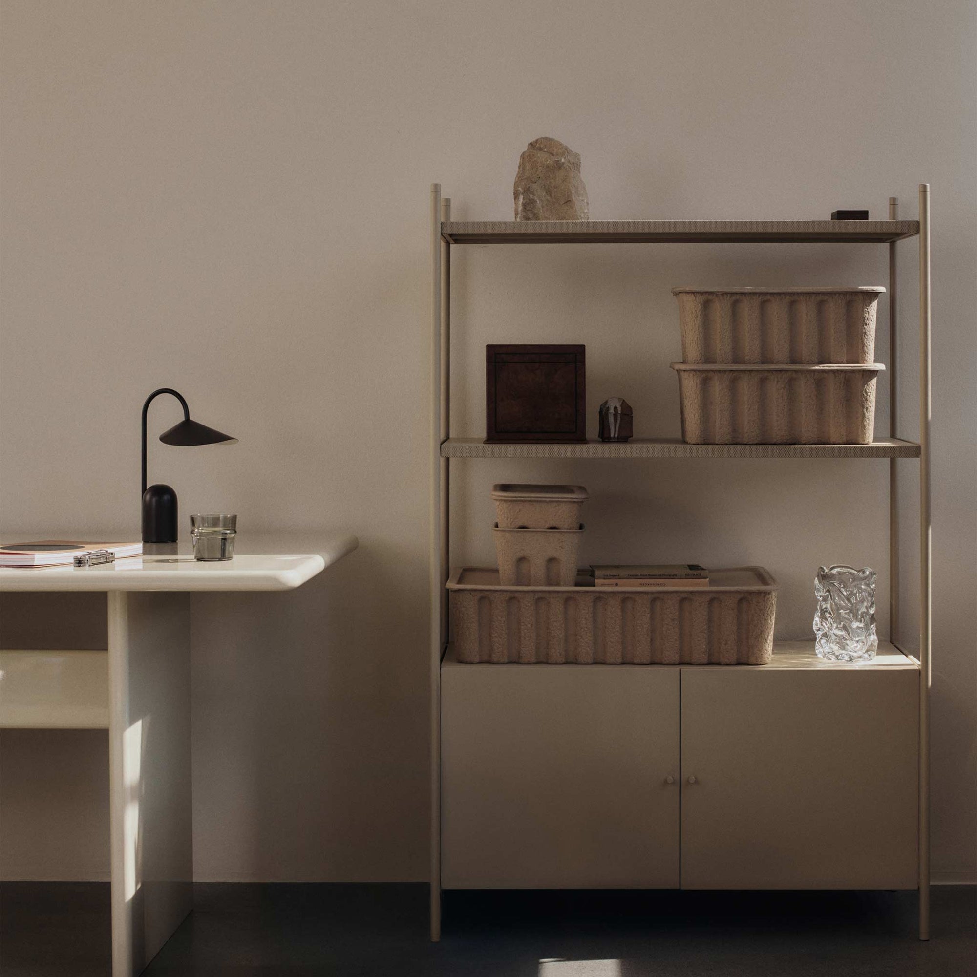 Ferm Living（ファームリビング）は、人生の対比を意識しながら、期待や夢の中で快適さと意味を追い求め、真の価値を感じられる空間を提供することを目指しています。デザインへの情熱と、環境や社会に配慮した責任ある選択を大切にし、誠実で心地よい製品や環境づくりに取り組んでいます。デンマーク・コペンハーゲンを拠点に、世界中の職人と協働し、スカンジナビアの思想と世界の技術・伝統を融合。柔らかなフォルムや豊かなテクスチャー、意外性のあるディテールを特徴とするコレクションは、洗練された美しさの中にも驚きと温かみをもたらします。素材選びから製造、配送まで持続可能性を意識し、より良い未来へ向けた選択を後押しします。家具、アクセサリー、照明を通じて、あなたらしく心地よい空間づくりをサポートします。