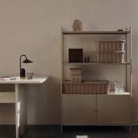 Ferm Living（ファームリビング）は、人生の対比を意識しながら、期待や夢の中で快適さと意味を追い求め、真の価値を感じられる空間を提供することを目指しています。デザインへの情熱と、環境や社会に配慮した責任ある選択を大切にし、誠実で心地よい製品や環境づくりに取り組んでいます。デンマーク・コペンハーゲンを拠点に、世界中の職人と協働し、スカンジナビアの思想と世界の技術・伝統を融合。柔らかなフォルムや豊かなテクスチャー、意外性のあるディテールを特徴とするコレクションは、洗練された美しさの中にも驚きと温かみをもたらします。素材選びから製造、配送まで持続可能性を意識し、より良い未来へ向けた選択を後押しします。家具、アクセサリー、照明を通じて、あなたらしく心地よい空間づくりをサポートします。