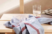 "ferm LIVING"の製品は毎日の生活がきっと楽しくなる物ばかり。それは壁紙だったり、キッチン用品、バス用品、リビング雑貨、またオフィス用品など沢山のコレクションがあり、オーガニックコットンや木材、磁気、金属など多くの拘った材質で、シンプルな材質から職人によって長く使える物へと変えて行きます。デザインはデンマークの伝統に基づいた美しい物。ロゴの鳥はデンマークの伝統を守って生きたいという思いが込められています。