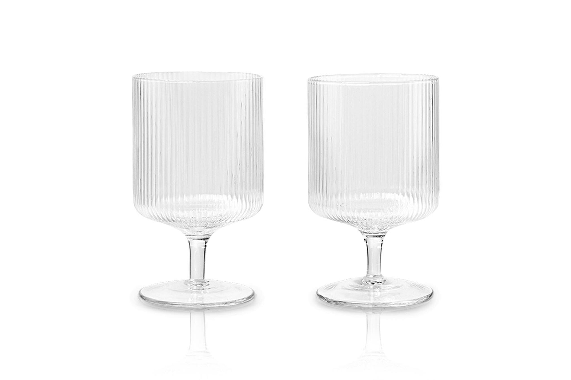 "ferm LIVING"の製品は毎日の生活がきっと楽しくなる物ばかり。それは壁紙だったり、キッチン用品、バス用品、リビング雑貨、またオフィス用品など沢山のコレクションがあり、オーガニックコットンや木材、磁気、金属など多くの拘った材質で、シンプルな材質から職人によって長く使える物へと変えて行きます。デザインはデンマークの伝統に基づいた美しい物。ロゴの鳥はデンマークの伝統を守って生きたいという思いが込められています。