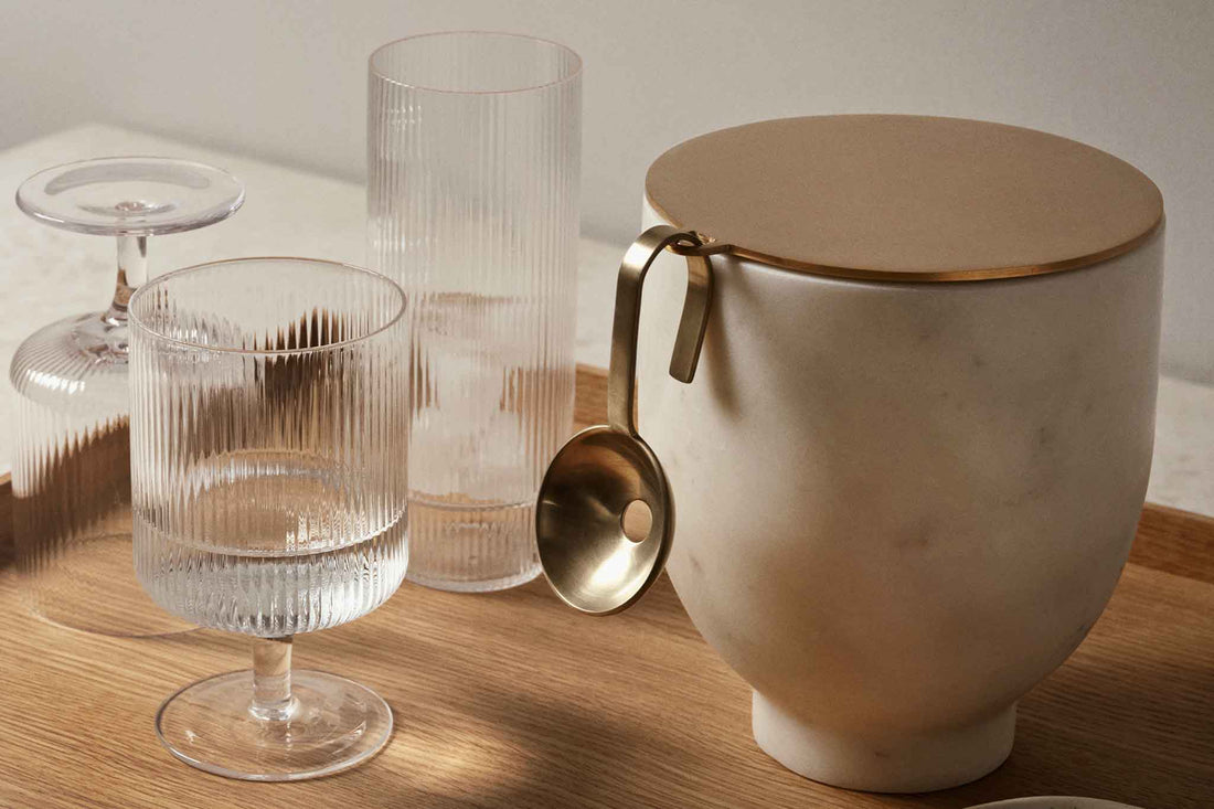 "ferm LIVING"の製品は毎日の生活がきっと楽しくなる物ばかり。それは壁紙だったり、キッチン用品、バス用品、リビング雑貨、またオフィス用品など沢山のコレクションがあり、オーガニックコットンや木材、磁気、金属など多くの拘った材質で、シンプルな材質から職人によって長く使える物へと変えて行きます。デザインはデンマークの伝統に基づいた美しい物。ロゴの鳥はデンマークの伝統を守って生きたいという思いが込められています。