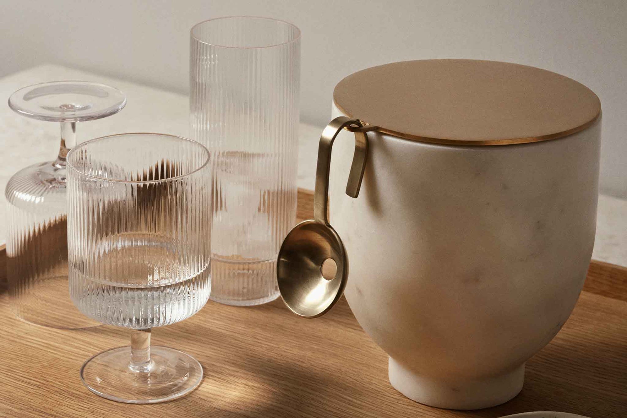 "ferm LIVING"の製品は毎日の生活がきっと楽しくなる物ばかり。それは壁紙だったり、キッチン用品、バス用品、リビング雑貨、またオフィス用品など沢山のコレクションがあり、オーガニックコットンや木材、磁気、金属など多くの拘った材質で、シンプルな材質から職人によって長く使える物へと変えて行きます。デザインはデンマークの伝統に基づいた美しい物。ロゴの鳥はデンマークの伝統を守って生きたいという思いが込められています。