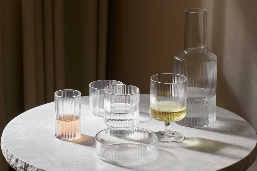 "ferm LIVING"の製品は毎日の生活がきっと楽しくなる物ばかり。それは壁紙だったり、キッチン用品、バス用品、リビング雑貨、またオフィス用品など沢山のコレクションがあり、オーガニックコットンや木材、磁気、金属など多くの拘った材質で、シンプルな材質から職人によって長く使える物へと変えて行きます。デザインはデンマークの伝統に基づいた美しい物。ロゴの鳥はデンマークの伝統を守って生きたいという思いが込められています。