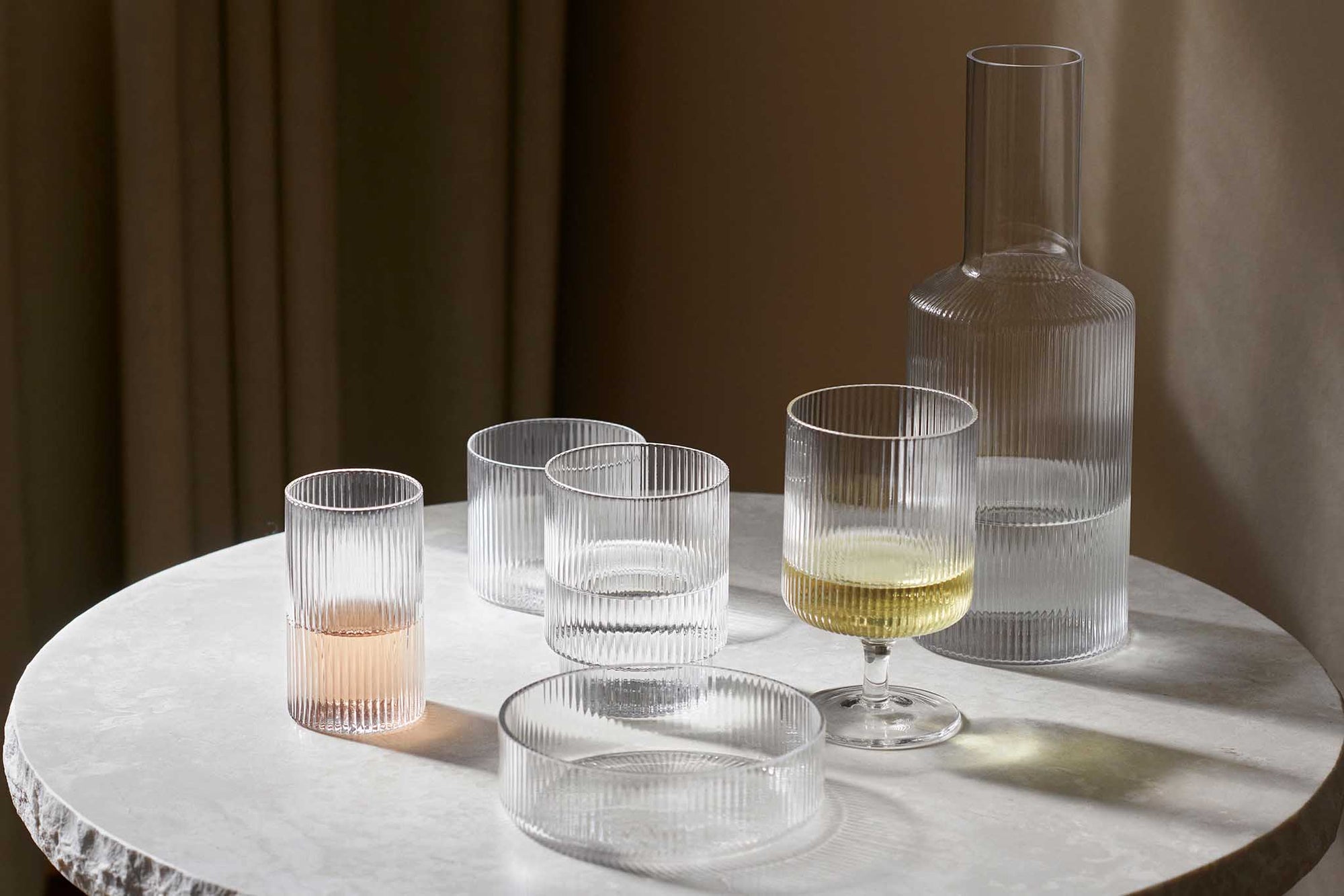 "ferm LIVING"の製品は毎日の生活がきっと楽しくなる物ばかり。それは壁紙だったり、キッチン用品、バス用品、リビング雑貨、またオフィス用品など沢山のコレクションがあり、オーガニックコットンや木材、磁気、金属など多くの拘った材質で、シンプルな材質から職人によって長く使える物へと変えて行きます。デザインはデンマークの伝統に基づいた美しい物。ロゴの鳥はデンマークの伝統を守って生きたいという思いが込められています。