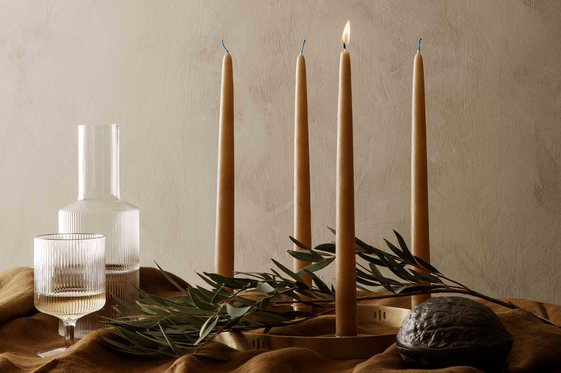 "ferm LIVING"の製品は毎日の生活がきっと楽しくなる物ばかり。それは壁紙だったり、キッチン用品、バス用品、リビング雑貨、またオフィス用品など沢山のコレクションがあり、オーガニックコットンや木材、磁気、金属など多くの拘った材質で、シンプルな材質から職人によって長く使える物へと変えて行きます。デザインはデンマークの伝統に基づいた美しい物。ロゴの鳥はデンマークの伝統を守って生きたいという思いが込められています。