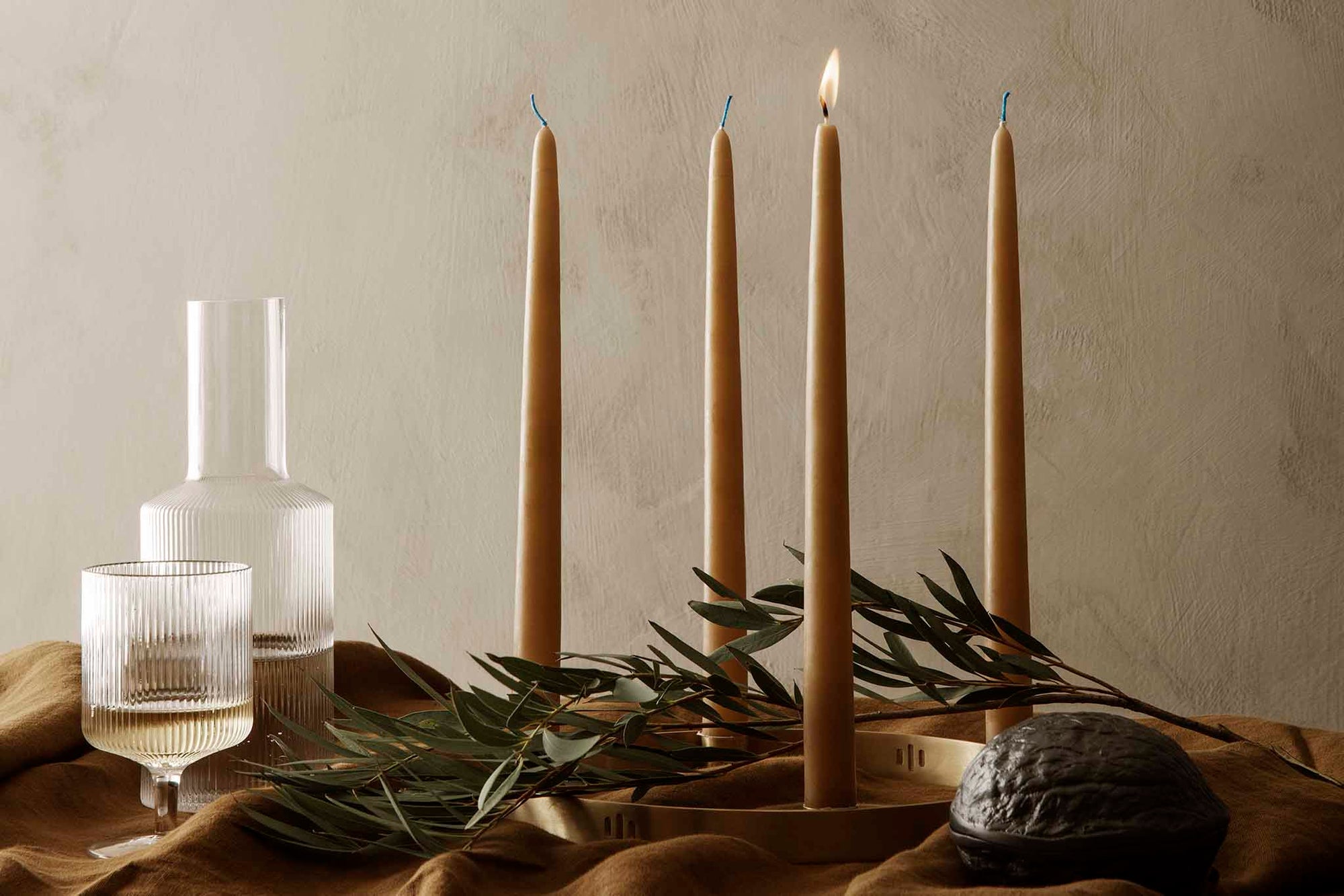 "ferm LIVING"の製品は毎日の生活がきっと楽しくなる物ばかり。それは壁紙だったり、キッチン用品、バス用品、リビング雑貨、またオフィス用品など沢山のコレクションがあり、オーガニックコットンや木材、磁気、金属など多くの拘った材質で、シンプルな材質から職人によって長く使える物へと変えて行きます。デザインはデンマークの伝統に基づいた美しい物。ロゴの鳥はデンマークの伝統を守って生きたいという思いが込められています。