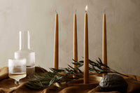 "ferm LIVING"の製品は毎日の生活がきっと楽しくなる物ばかり。それは壁紙だったり、キッチン用品、バス用品、リビング雑貨、またオフィス用品など沢山のコレクションがあり、オーガニックコットンや木材、磁気、金属など多くの拘った材質で、シンプルな材質から職人によって長く使える物へと変えて行きます。デザインはデンマークの伝統に基づいた美しい物。ロゴの鳥はデンマークの伝統を守って生きたいという思いが込められています。