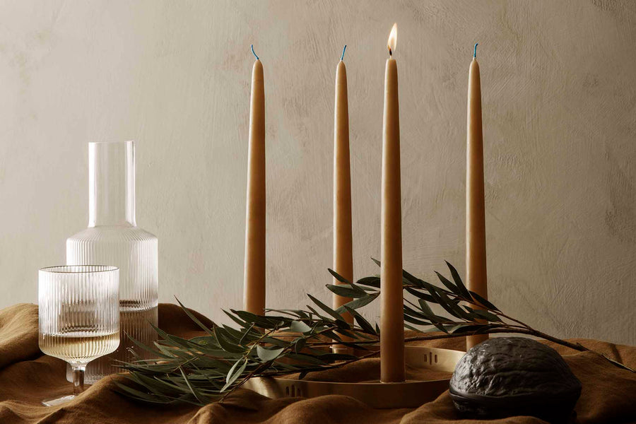 "ferm LIVING"の製品は毎日の生活がきっと楽しくなる物ばかり。それは壁紙だったり、キッチン用品、バス用品、リビング雑貨、またオフィス用品など沢山のコレクションがあり、オーガニックコットンや木材、磁気、金属など多くの拘った材質で、シンプルな材質から職人によって長く使える物へと変えて行きます。デザインはデンマークの伝統に基づいた美しい物。ロゴの鳥はデンマークの伝統を守って生きたいという思いが込められています。
