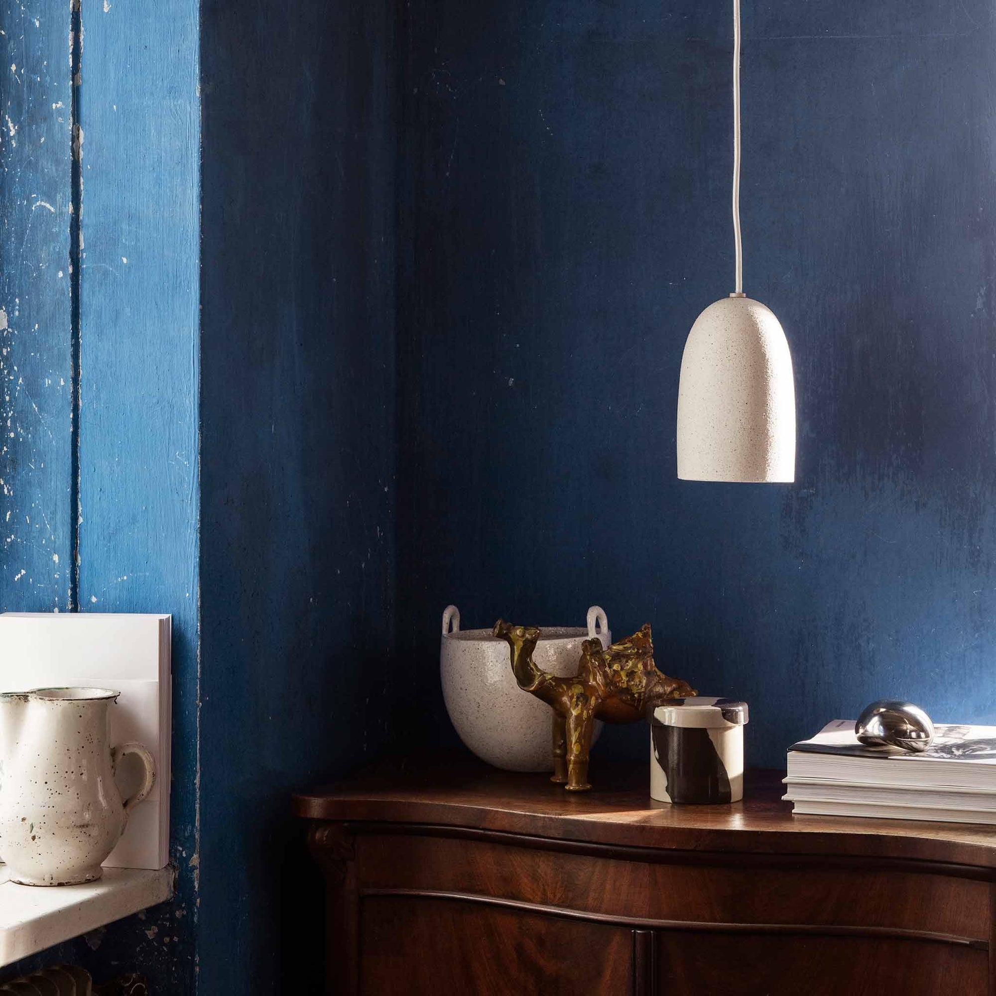 Ferm Living（ファームリビング）は、人生の対比を意識しながら、期待や夢の中で快適さと意味を追い求め、真の価値を感じられる空間を提供することを目指しています。デザインへの情熱と、環境や社会に配慮した責任ある選択を大切にし、誠実で心地よい製品や環境づくりに取り組んでいます。デンマーク・コペンハーゲンを拠点に、世界中の職人と協働し、スカンジナビアの思想と世界の技術・伝統を融合。柔らかなフォルムや豊かなテクスチャー、意外性のあるディテールを特徴とするコレクションは、洗練された美しさの中にも驚きと温かみをもたらします。素材選びから製造、配送まで持続可能性を意識し、より良い未来へ向けた選択を後押しします。家具、アクセサリー、照明を通じて、あなたらしく心地よい空間づくりをサポートします。